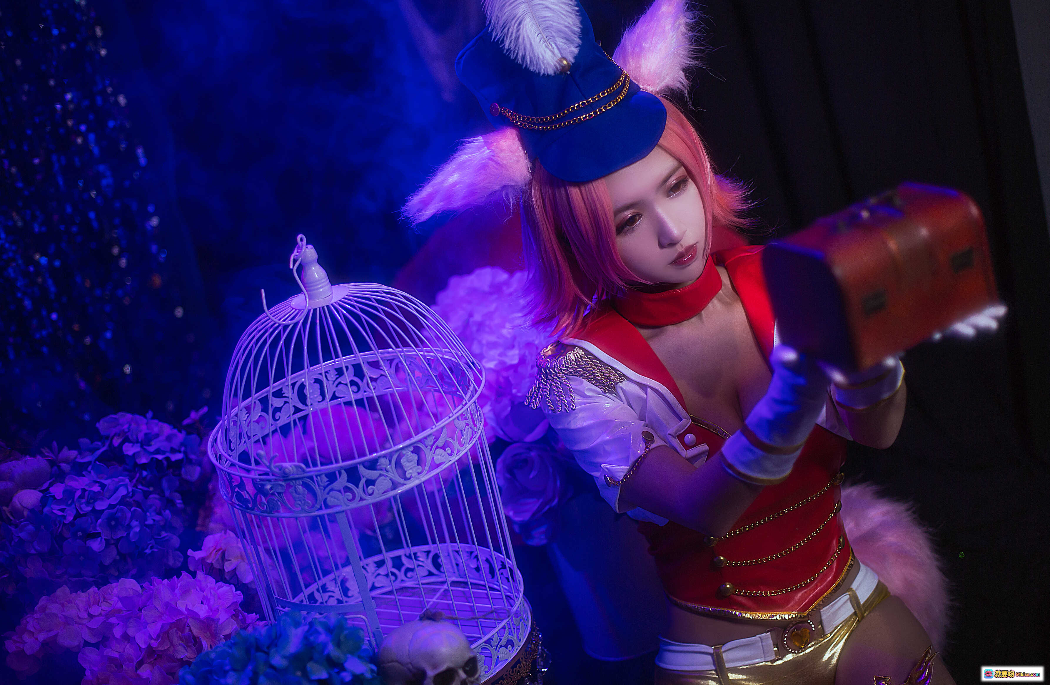 鳗鱼霏儿妲己COS写真NO.023｜粉发兔耳帽+红金战衣+鸟笼骷髅布景｜高清440MB26P原图 - 就要吻