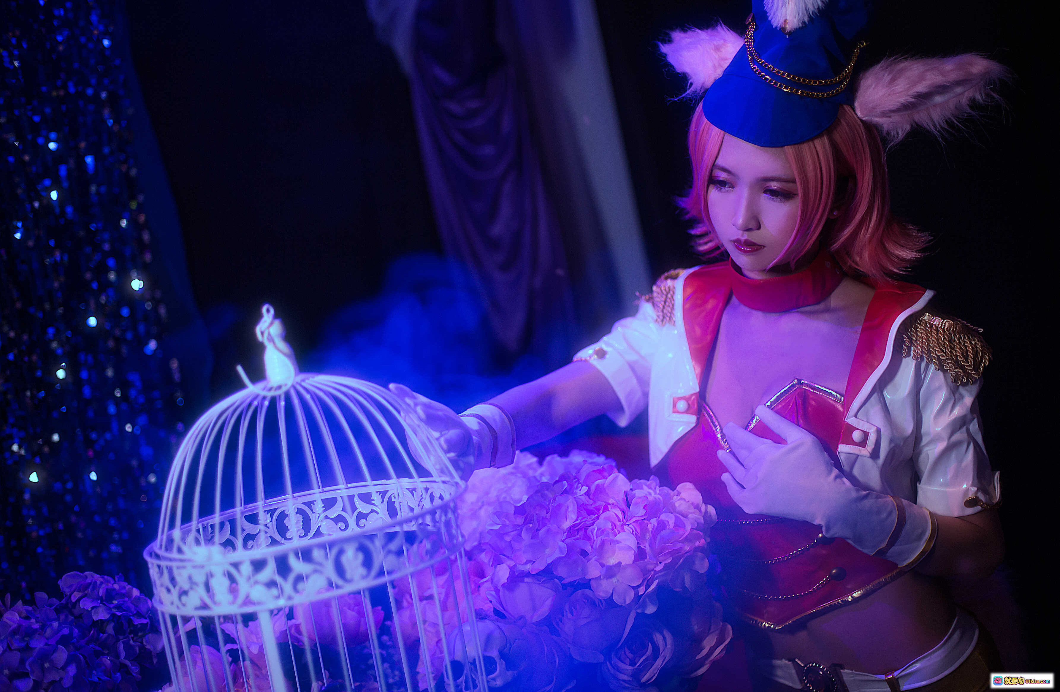 图片[4] - 鳗鱼霏儿妲己COS写真NO.023｜粉发兔耳帽+红金战衣+鸟笼骷髅布景｜高清440MB26P原图 - 就要吻