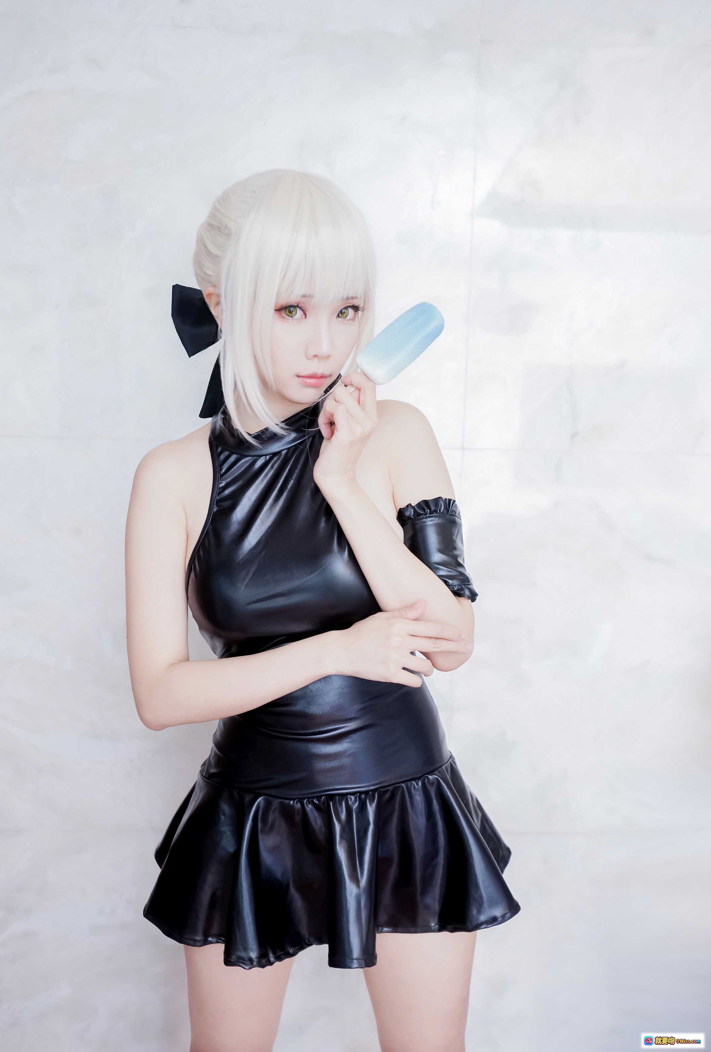 图片[3] - ElyEE子NO.037 白发少女cos 黑色亮面连衣裙 池畔绿植写真 优雅性感姿势 精致妆容 高清人像摄影 - 就要吻