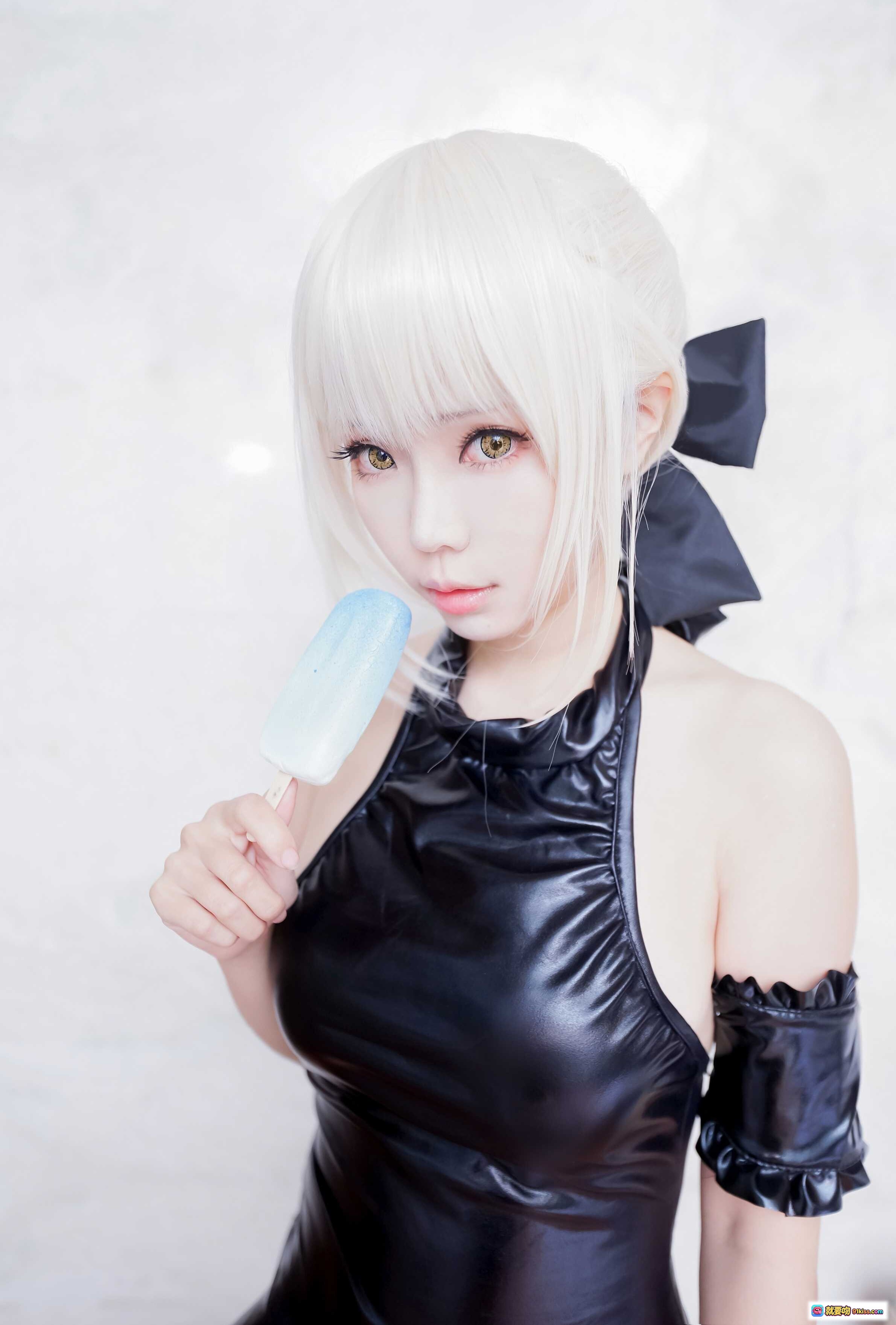 图片[6] - ElyEE子NO.037 白发少女cos 黑色亮面连衣裙 池畔绿植写真 优雅性感姿势 精致妆容 高清人像摄影 - 就要吻