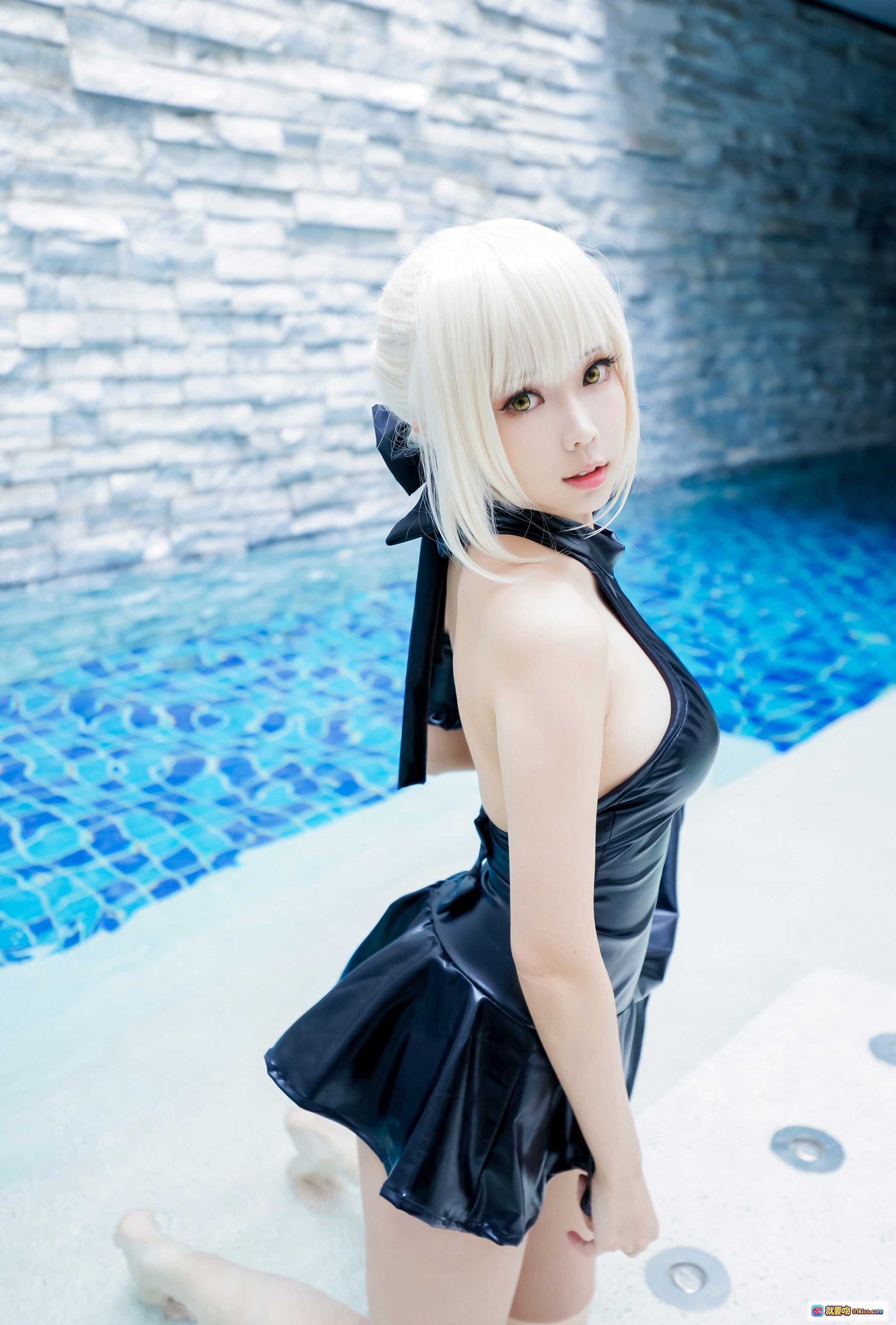 图片[4] - ElyEE子NO.037 白发少女cos 黑色亮面连衣裙 池畔绿植写真 优雅性感姿势 精致妆容 高清人像摄影 - 就要吻