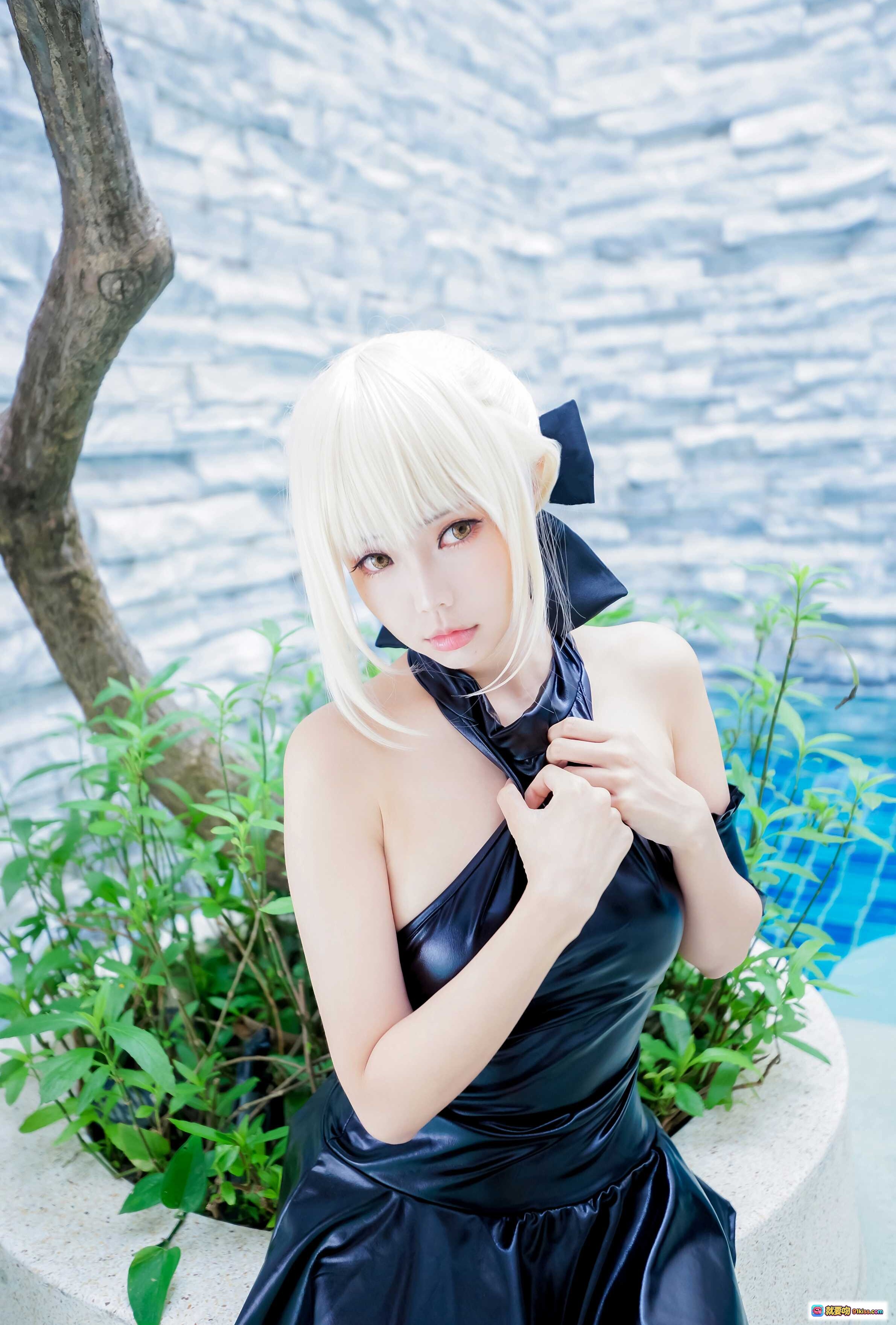 图片[7] - ElyEE子NO.037 白发少女cos 黑色亮面连衣裙 池畔绿植写真 优雅性感姿势 精致妆容 高清人像摄影 - 就要吻