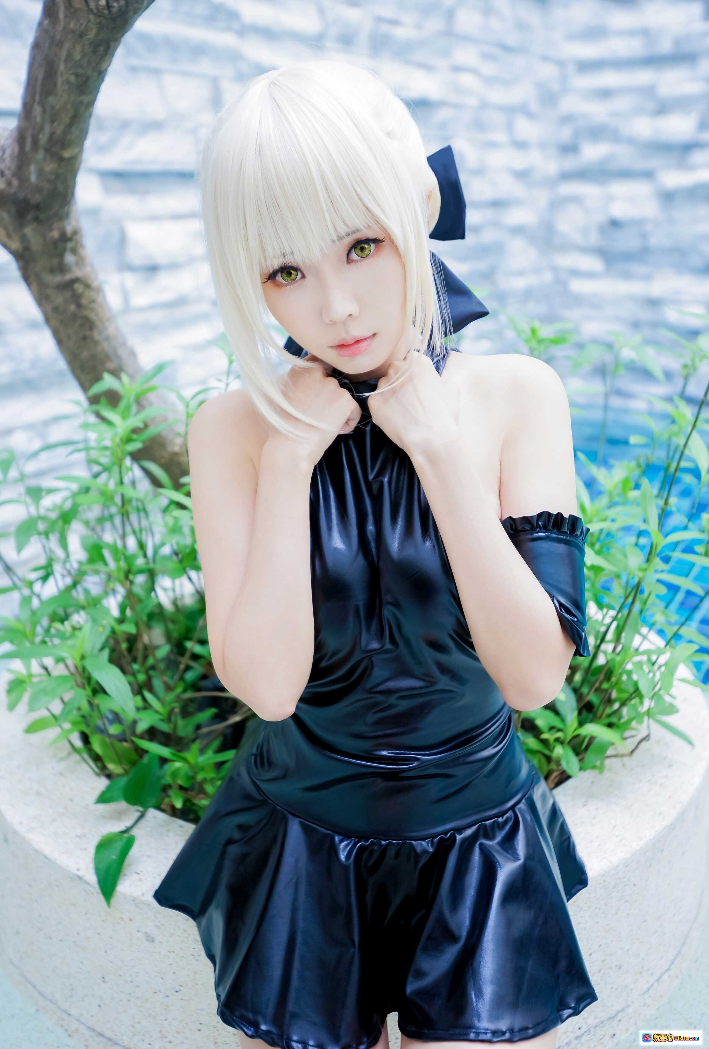 图片[2] - ElyEE子NO.037 白发少女cos 黑色亮面连衣裙 池畔绿植写真 优雅性感姿势 精致妆容 高清人像摄影 - 就要吻