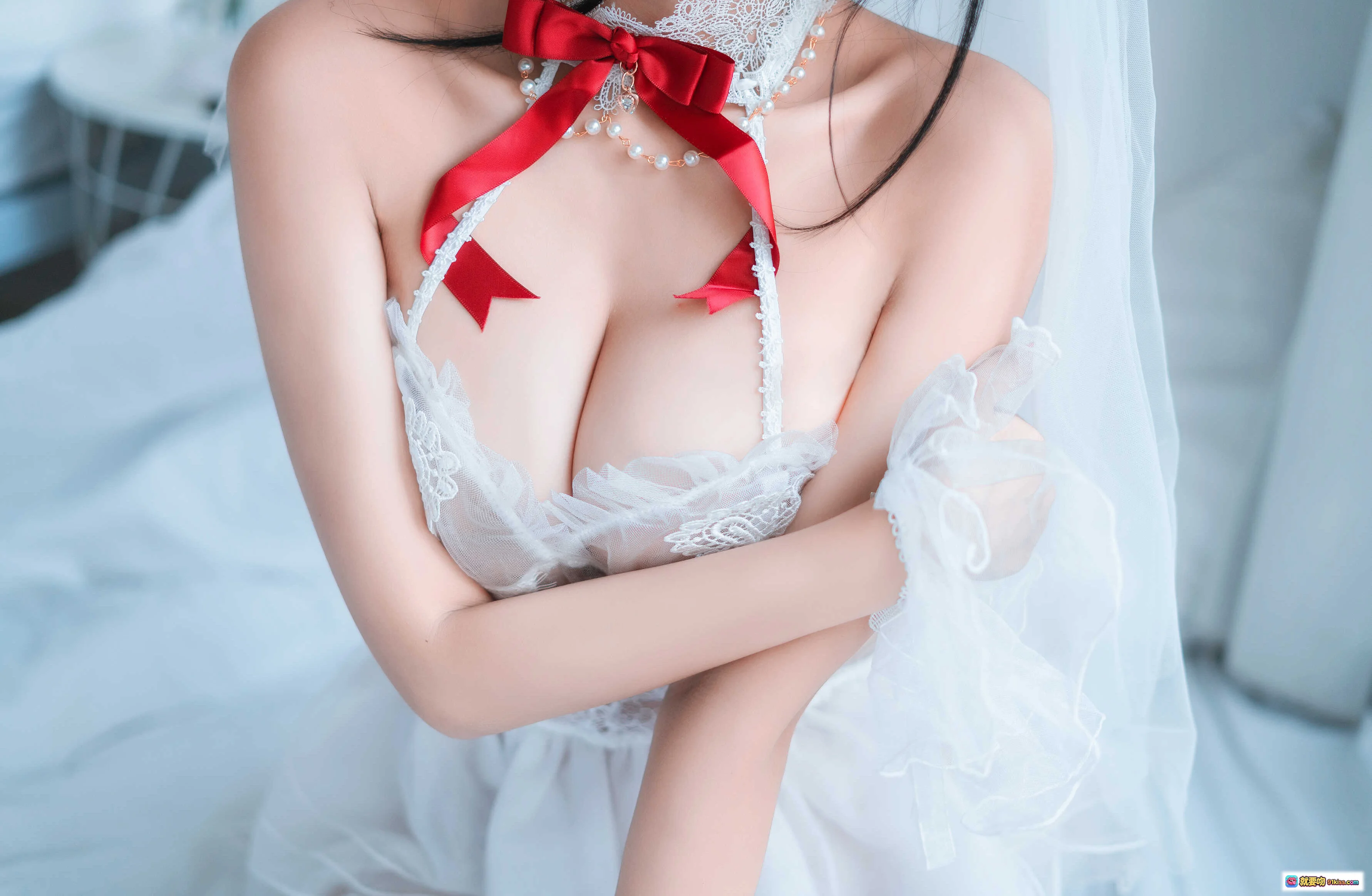 三度_69 NO.060 婚纱孔雀翎写真 24P高清美图 白色蕾丝婚纱 红色蝴蝶结装饰 性感优雅新娘造型 朦胧梦幻氛围 情侣摄影灵感参考 - 就要吻