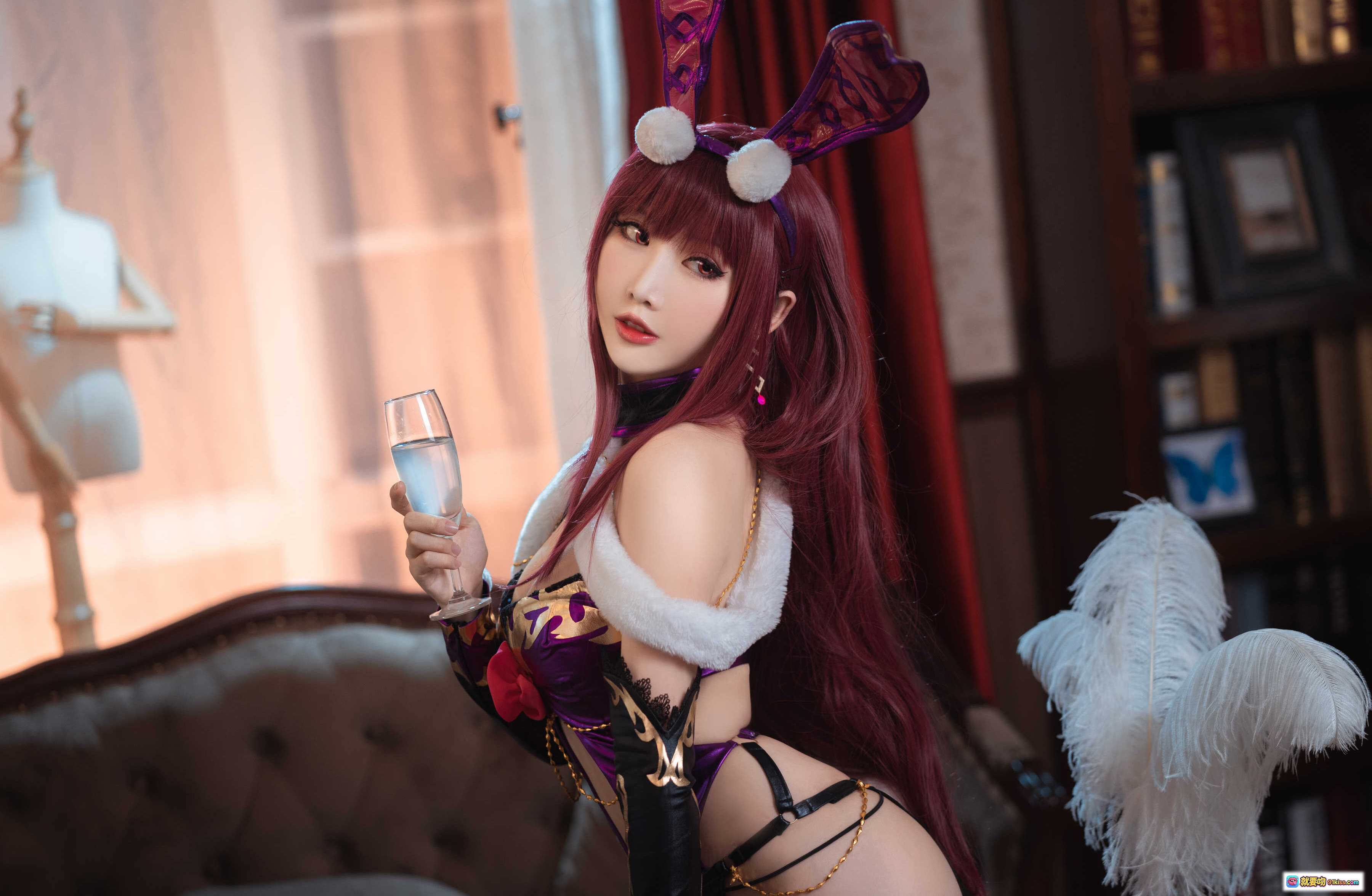 图片[2] - 面饼仙儿NO.093斯卡哈兔女郎COS写真｜紫色兔耳装+黑丝吊带袜+华丽洛丽塔风+复古室内场景 - 就要吻