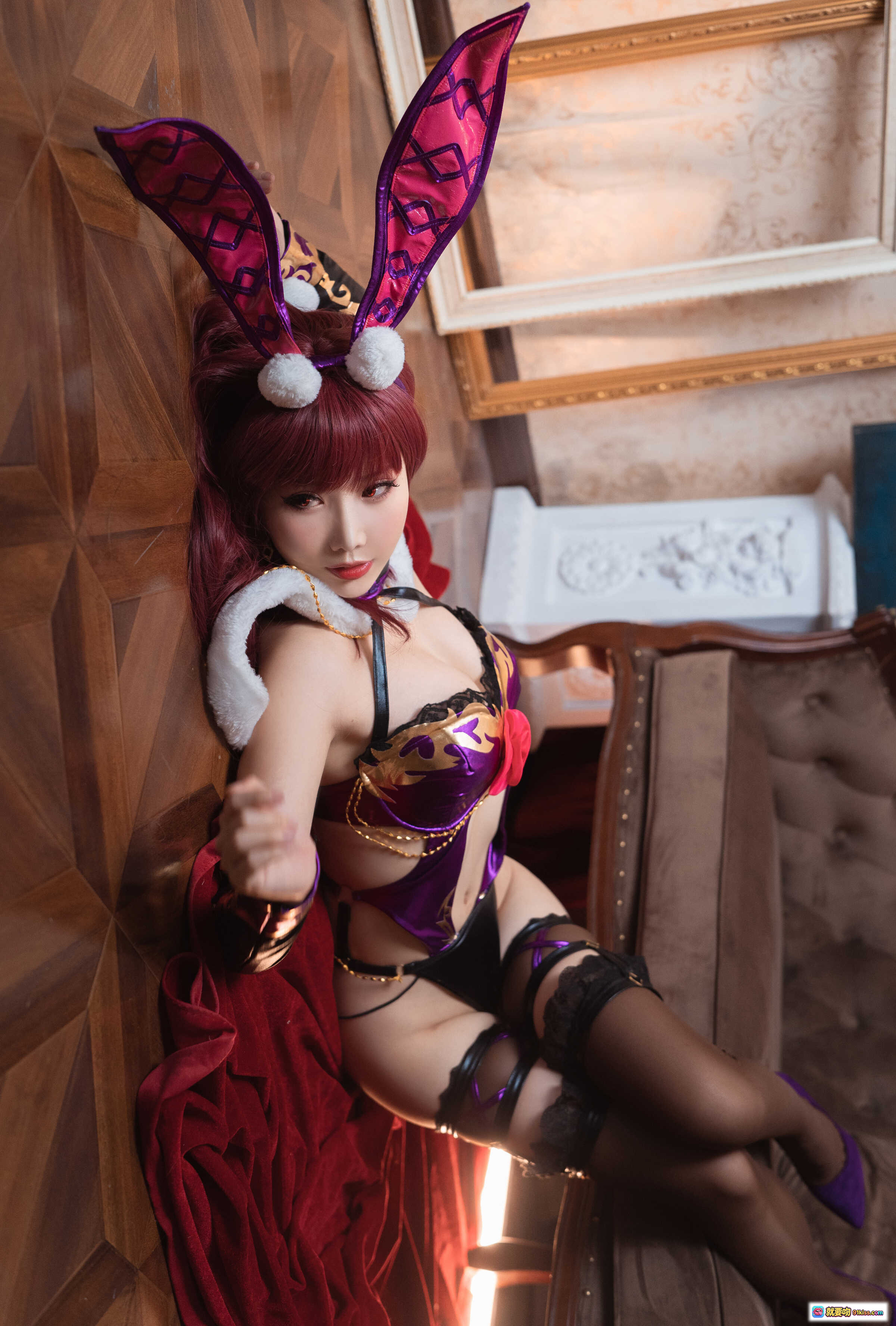 图片[4] - 面饼仙儿NO.093斯卡哈兔女郎COS写真｜紫色兔耳装+黑丝吊带袜+华丽洛丽塔风+复古室内场景 - 就要吻