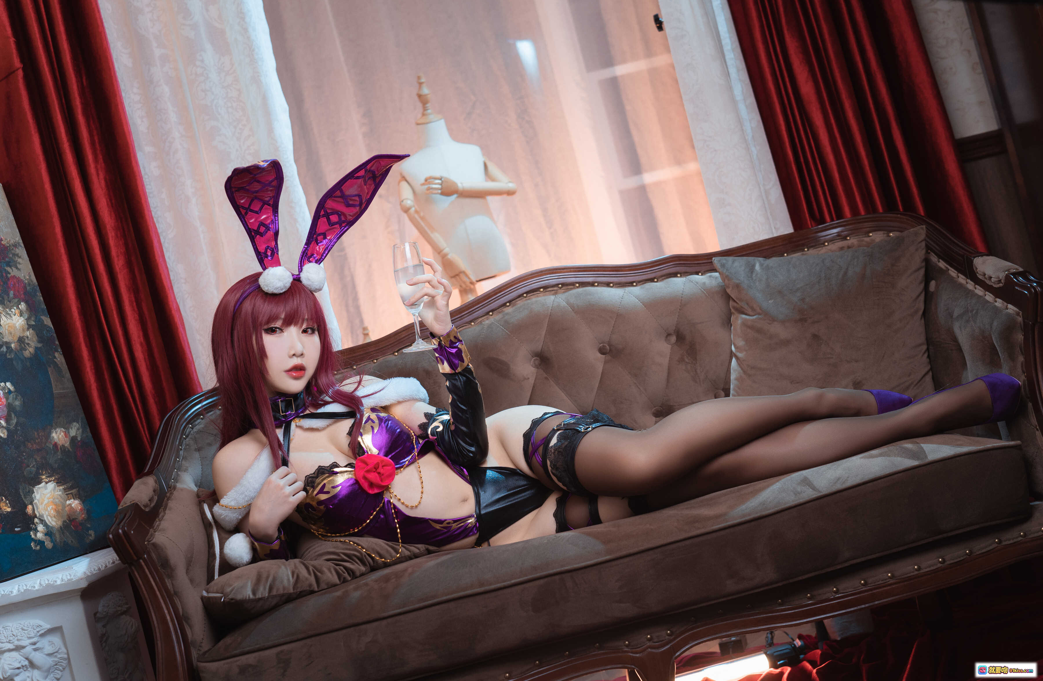 图片[3] - 面饼仙儿NO.093斯卡哈兔女郎COS写真｜紫色兔耳装+黑丝吊带袜+华丽洛丽塔风+复古室内场景 - 就要吻