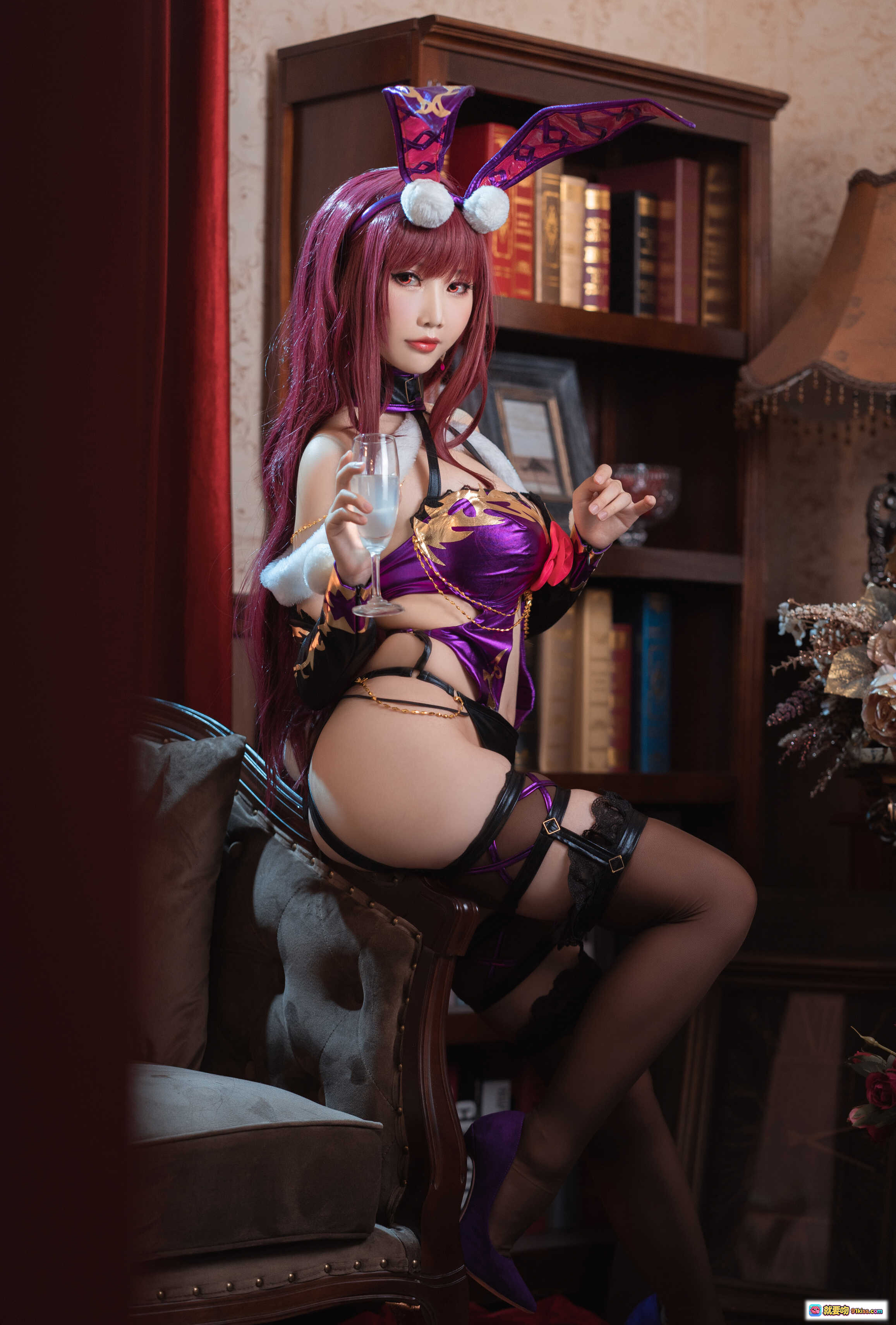 图片[8] - 面饼仙儿NO.093斯卡哈兔女郎COS写真｜紫色兔耳装+黑丝吊带袜+华丽洛丽塔风+复古室内场景 - 就要吻