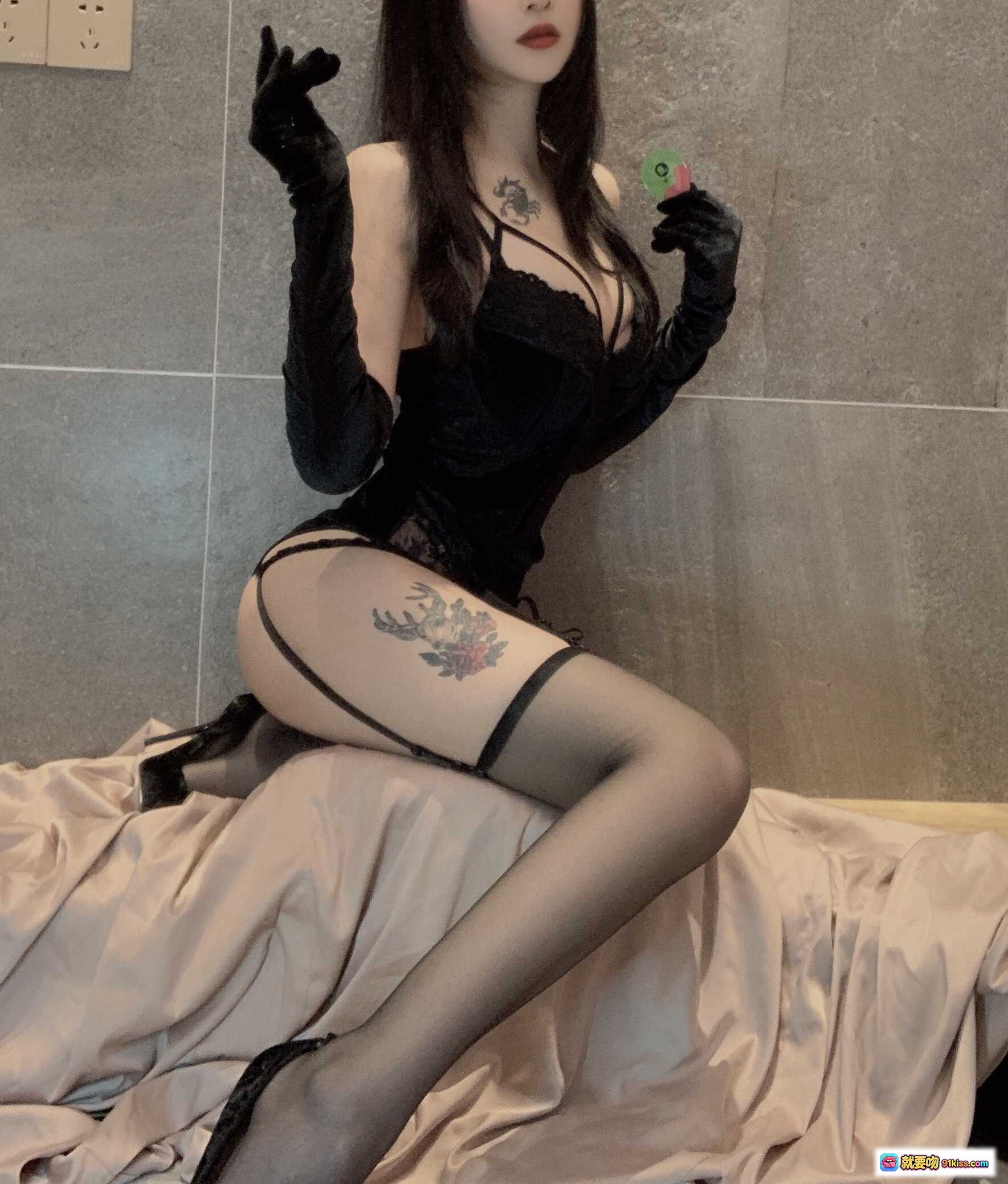 图片[9] - Vams子NO.002兔女郎自拍黑丝长手套蕾丝内衣楼梯写真48P77MB - 就要吻