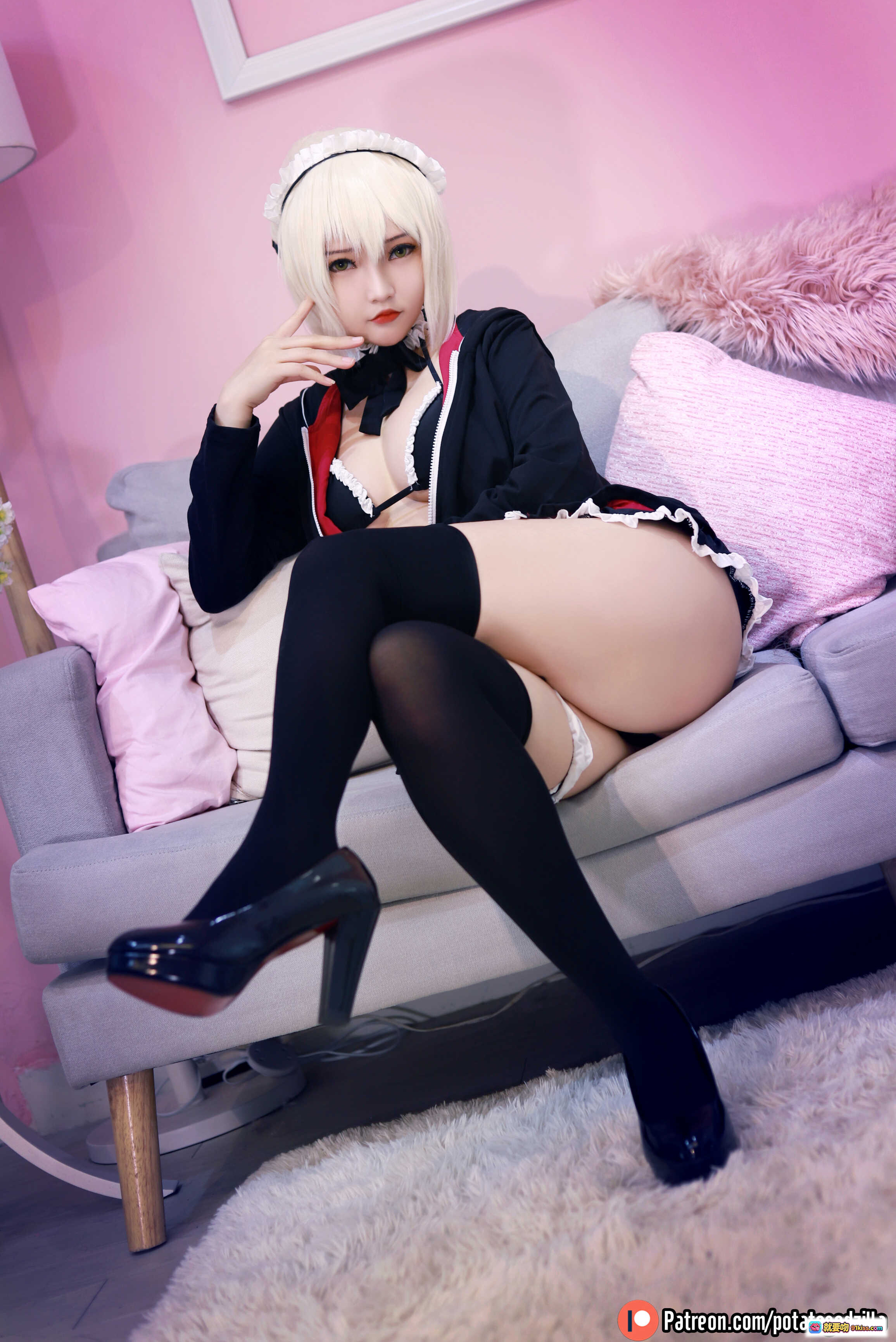 Potato Godzilla NO.021 Saber Alter 女仆装 Cosplay 美腿黑丝高跟 粉色房间写真 43P高清图集 - 就要吻