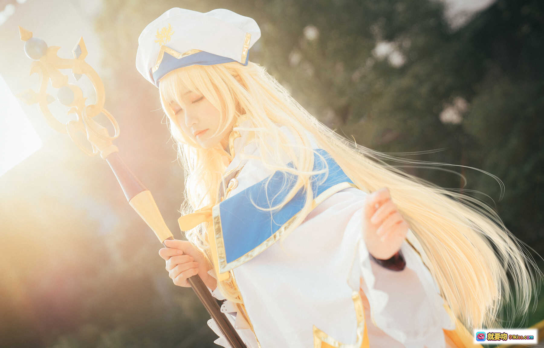 图片[4] - 哥布林杀手女神官cosplay 金发白袍蓝边法杖户外阳光写真 精致还原角色造型 三度_69 NO.023 - 就要吻