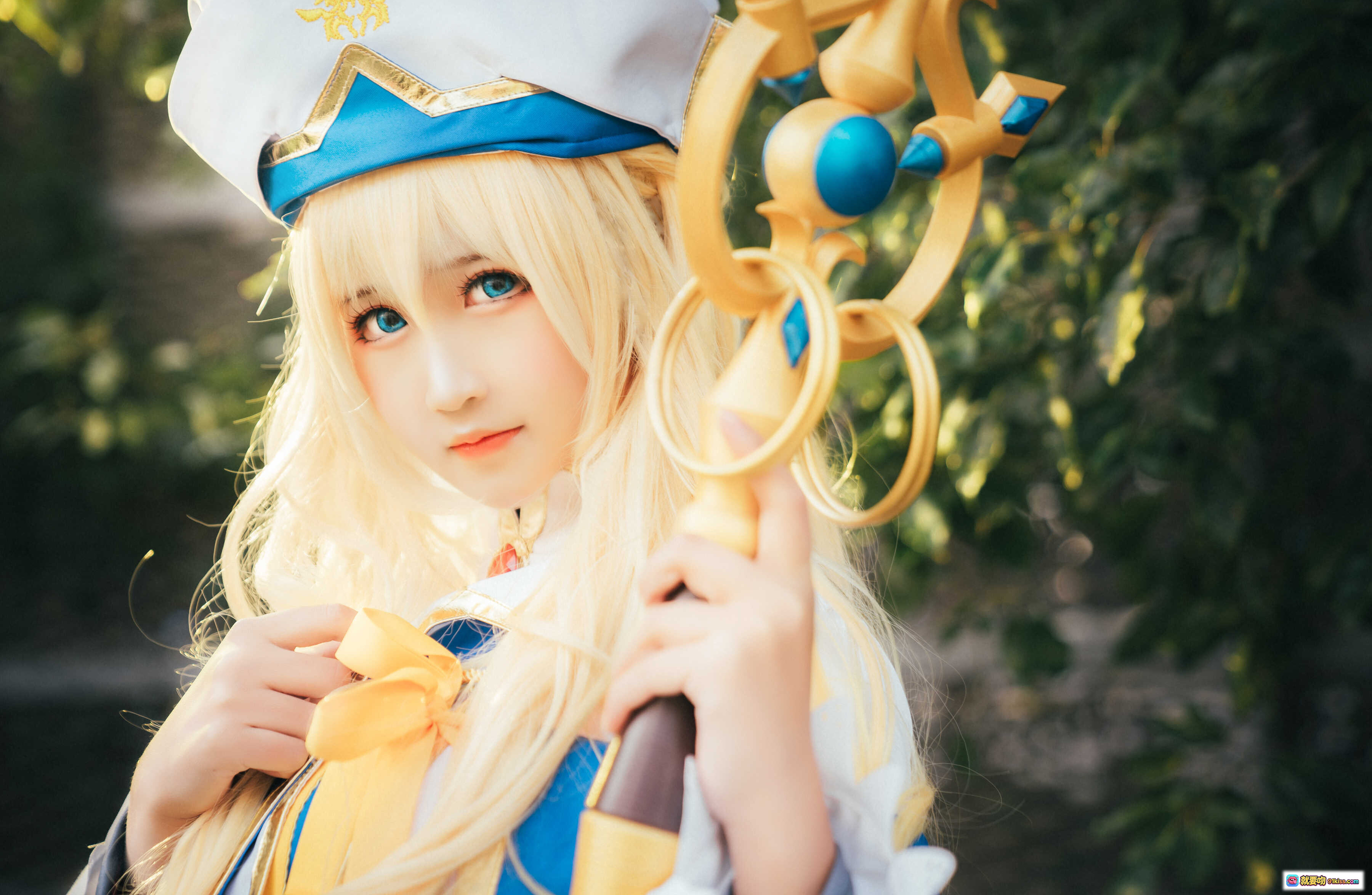 图片[5] - 哥布林杀手女神官cosplay 金发白袍蓝边法杖户外阳光写真 精致还原角色造型 三度_69 NO.023 - 就要吻
