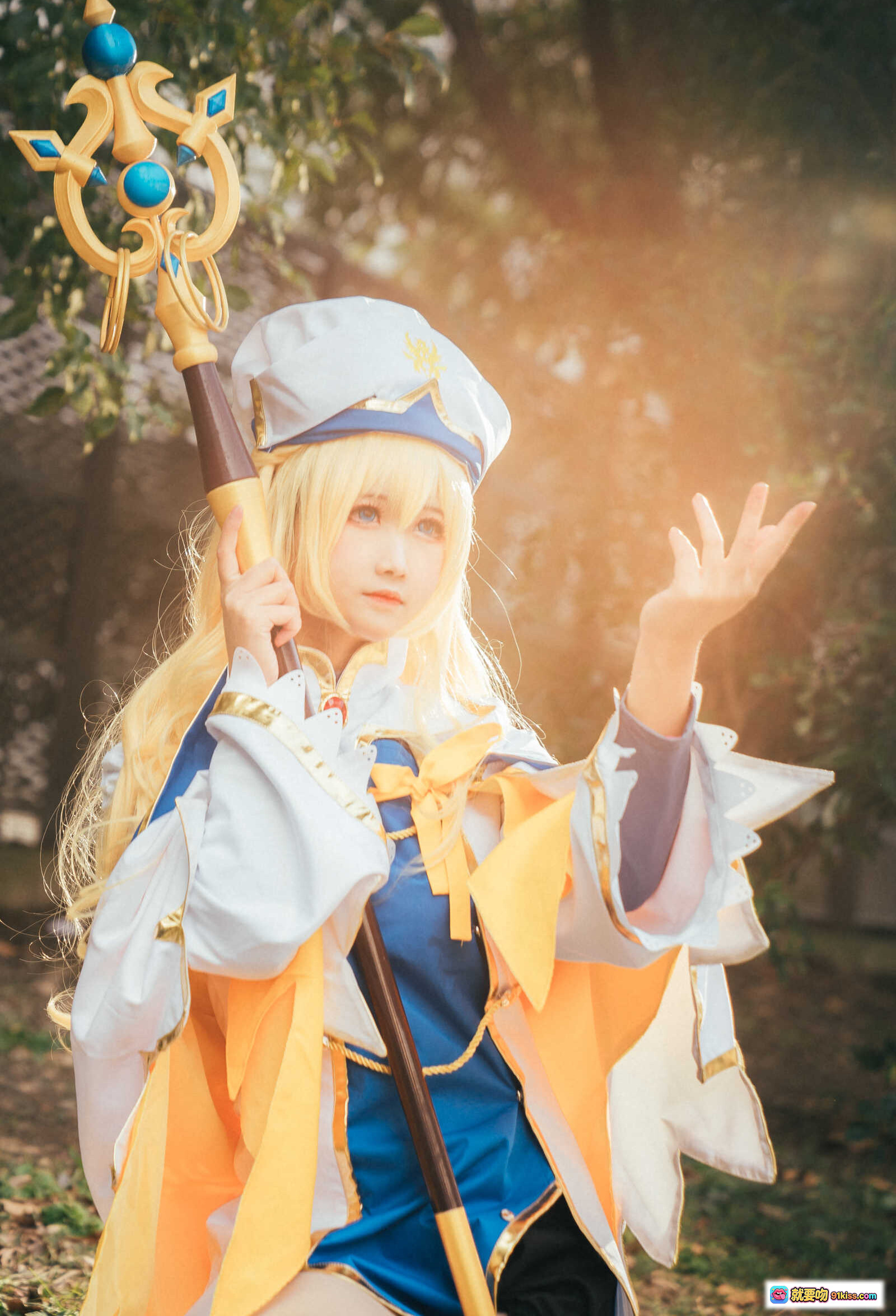 图片[3] - 哥布林杀手女神官cosplay 金发白袍蓝边法杖户外阳光写真 精致还原角色造型 三度_69 NO.023 - 就要吻
