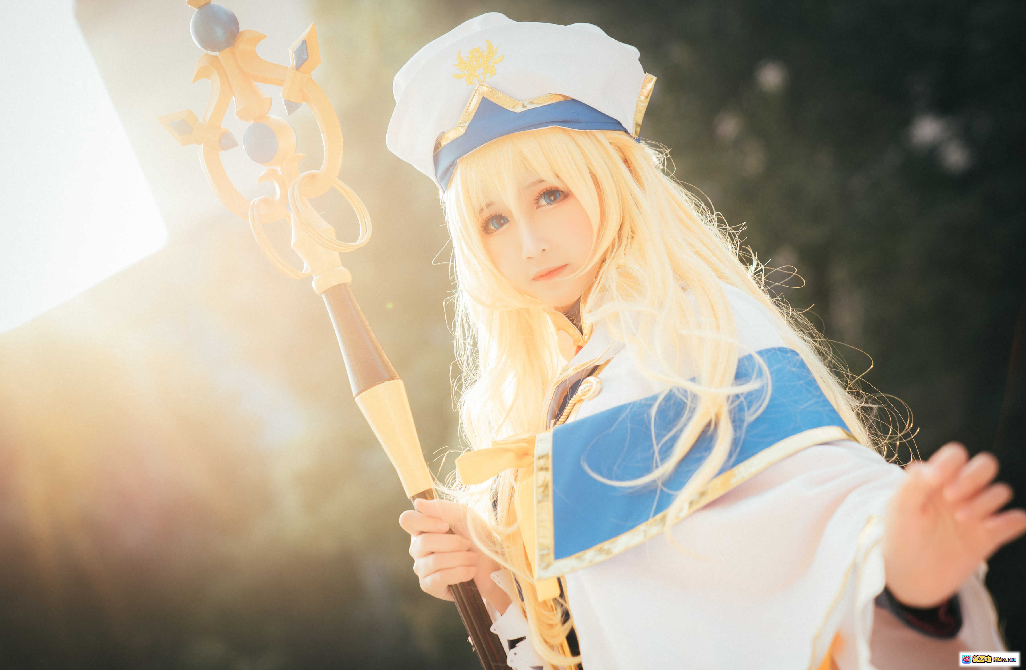 图片[1] - 哥布林杀手女神官cosplay 金发白袍蓝边法杖户外阳光写真 精致还原角色造型 三度_69 NO.023 - 就要吻