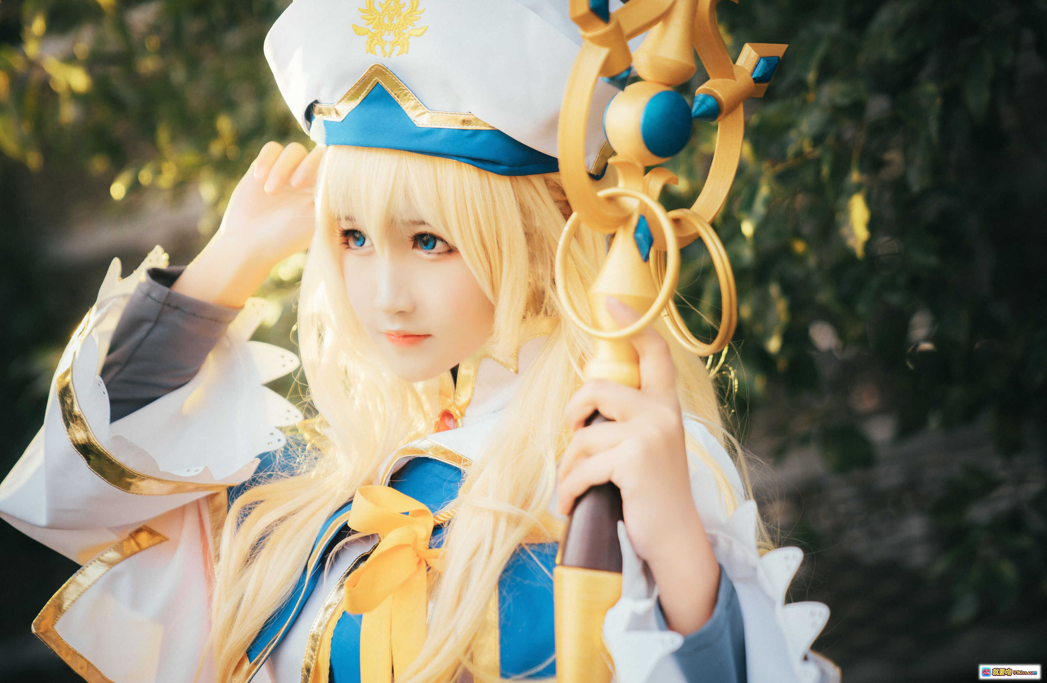 图片[6] - 哥布林杀手女神官cosplay 金发白袍蓝边法杖户外阳光写真 精致还原角色造型 三度_69 NO.023 - 就要吻