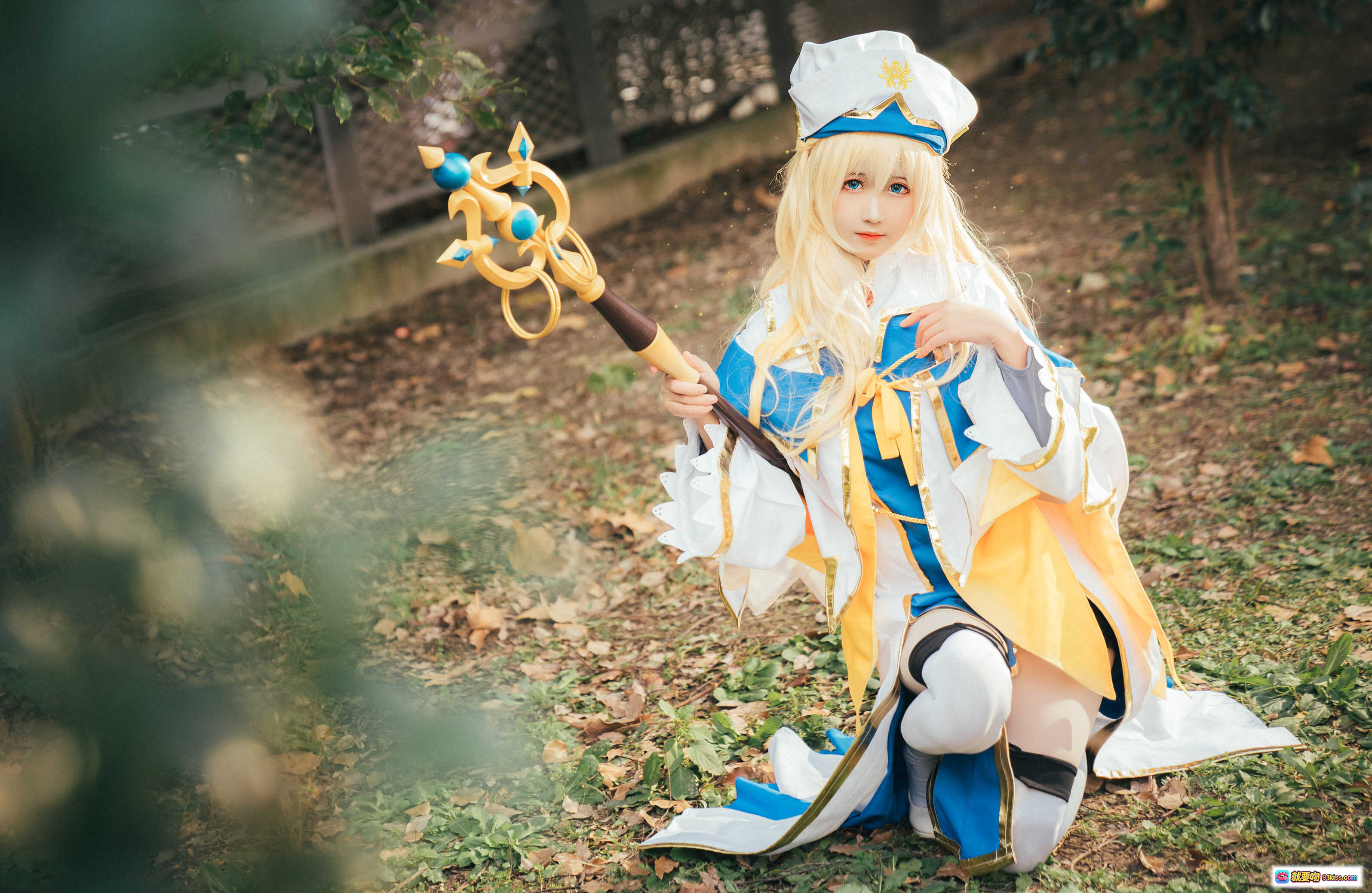 图片[7] - 哥布林杀手女神官cosplay 金发白袍蓝边法杖户外阳光写真 精致还原角色造型 三度_69 NO.023 - 就要吻