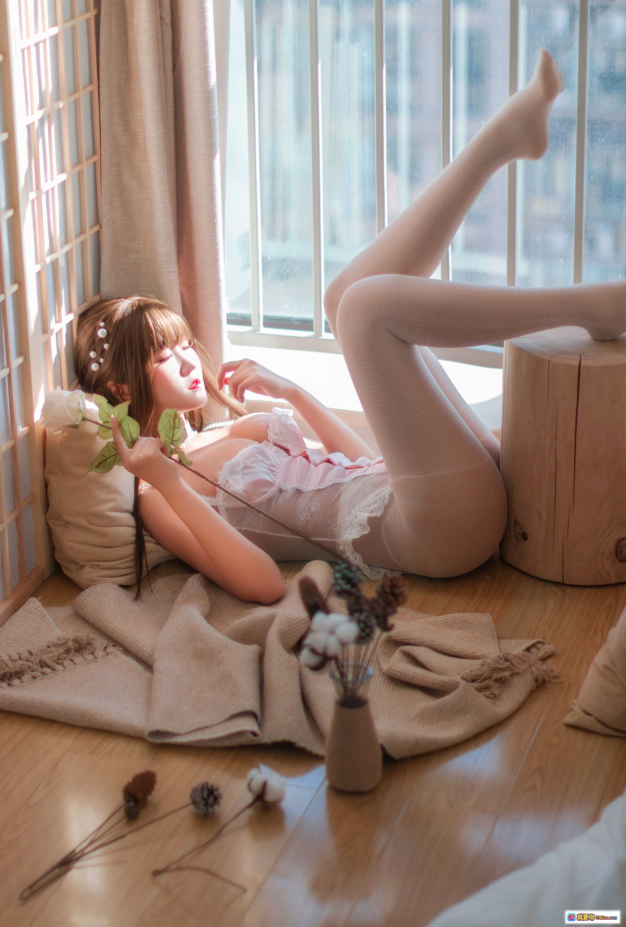 图片[10] - 白丝芭蕾少女写真｜阳光午后慵懒躺卧｜蕾丝内衣+透明丝袜｜温柔甜美风｜室内光影氛围感摄影 - 就要吻