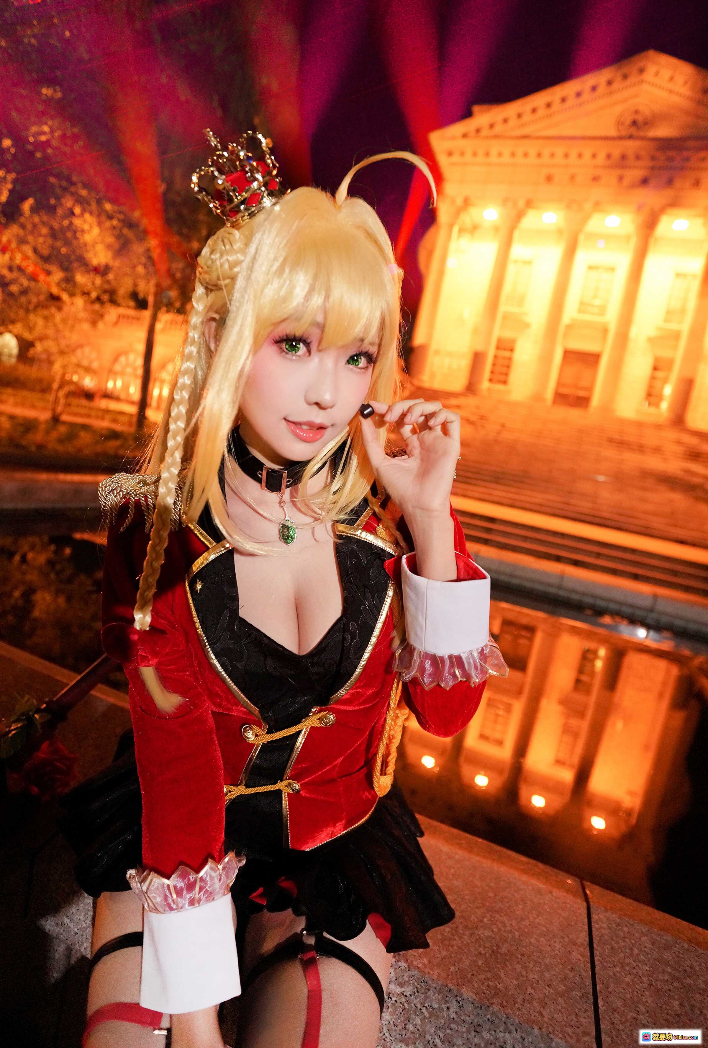 图片[3] - ElyEE子NO.062精致Cosplay：红黑哥特风女仆装+玫瑰权杖+高跟黑丝+金发双马尾+紫色光影场景 - 就要吻