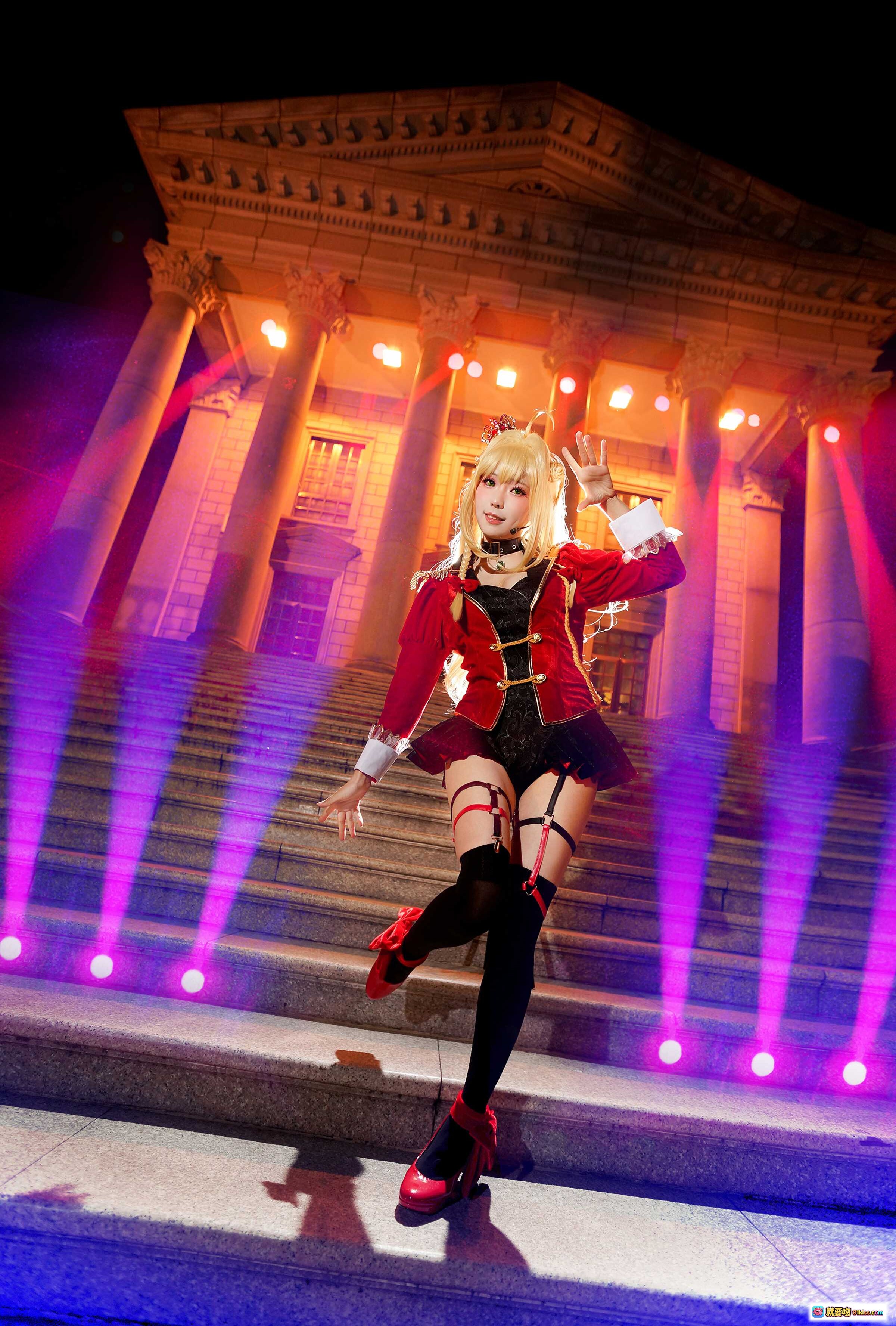 图片[6] - ElyEE子NO.062精致Cosplay：红黑哥特风女仆装+玫瑰权杖+高跟黑丝+金发双马尾+紫色光影场景 - 就要吻