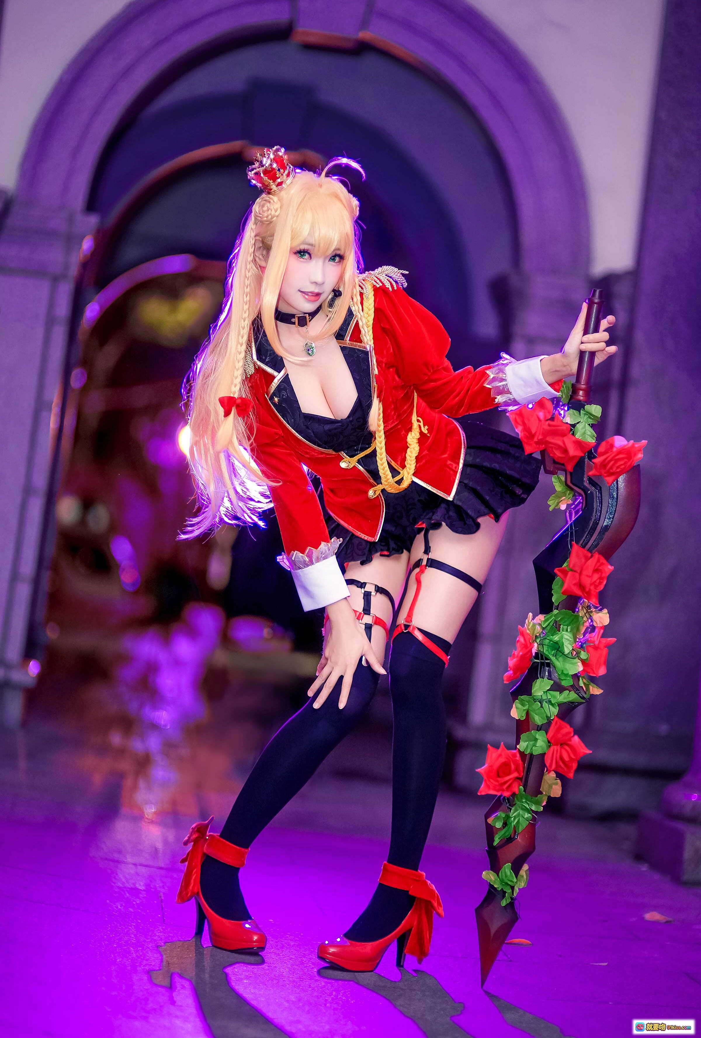 ElyEE子NO.062精致Cosplay：红黑哥特风女仆装+玫瑰权杖+高跟黑丝+金发双马尾+紫色光影场景 - 就要吻