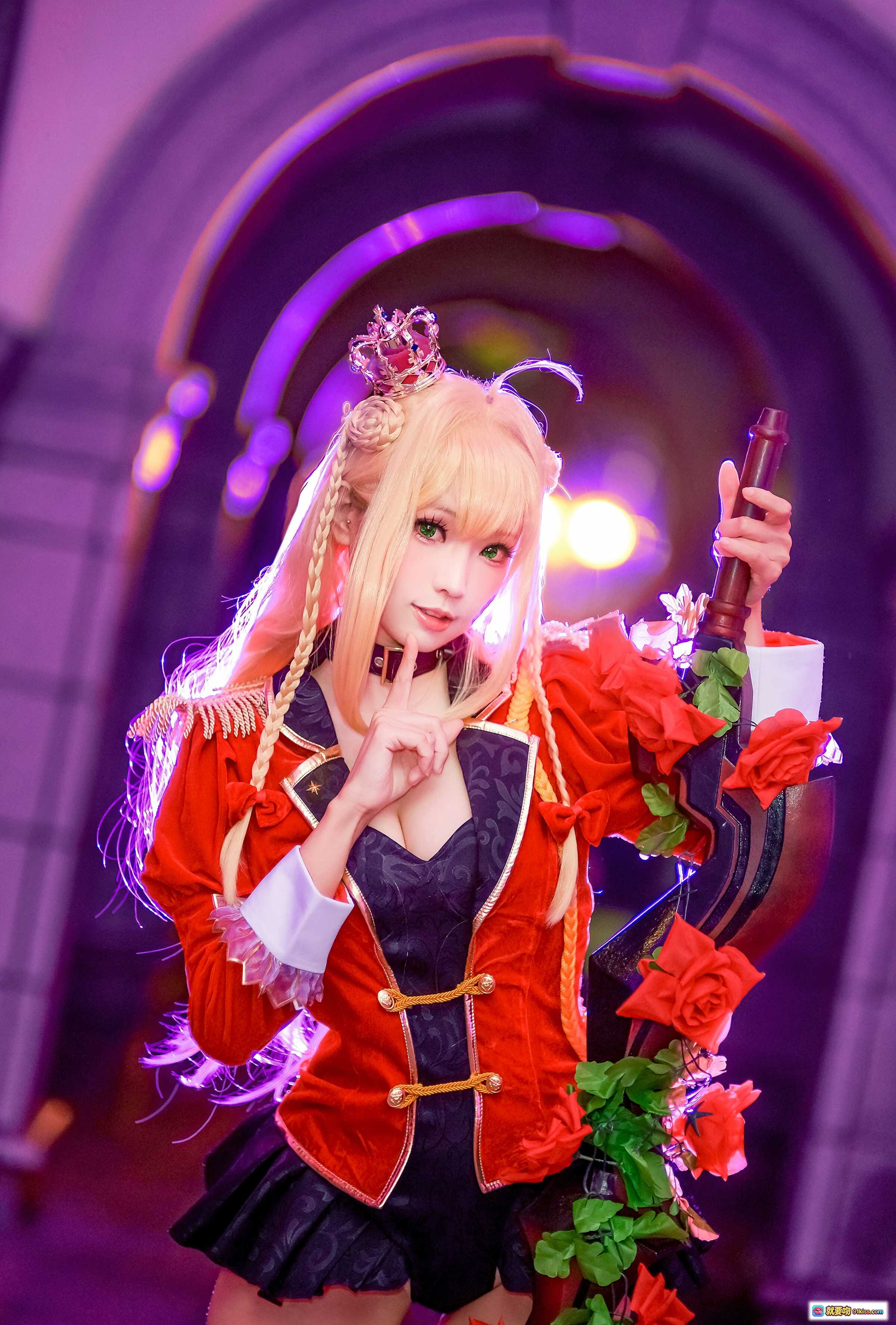 图片[5] - ElyEE子NO.062精致Cosplay：红黑哥特风女仆装+玫瑰权杖+高跟黑丝+金发双马尾+紫色光影场景 - 就要吻