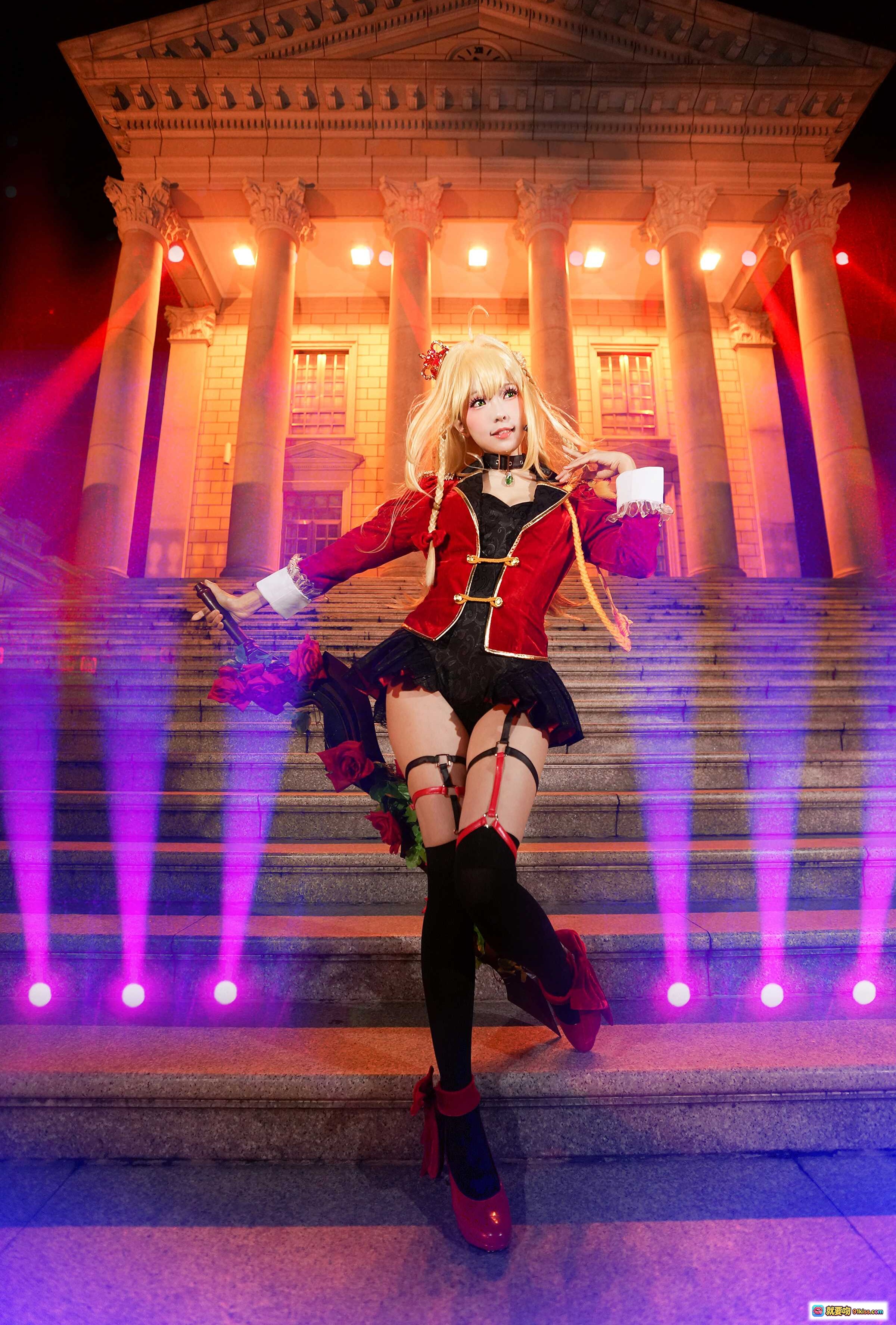 图片[8] - ElyEE子NO.062精致Cosplay：红黑哥特风女仆装+玫瑰权杖+高跟黑丝+金发双马尾+紫色光影场景 - 就要吻