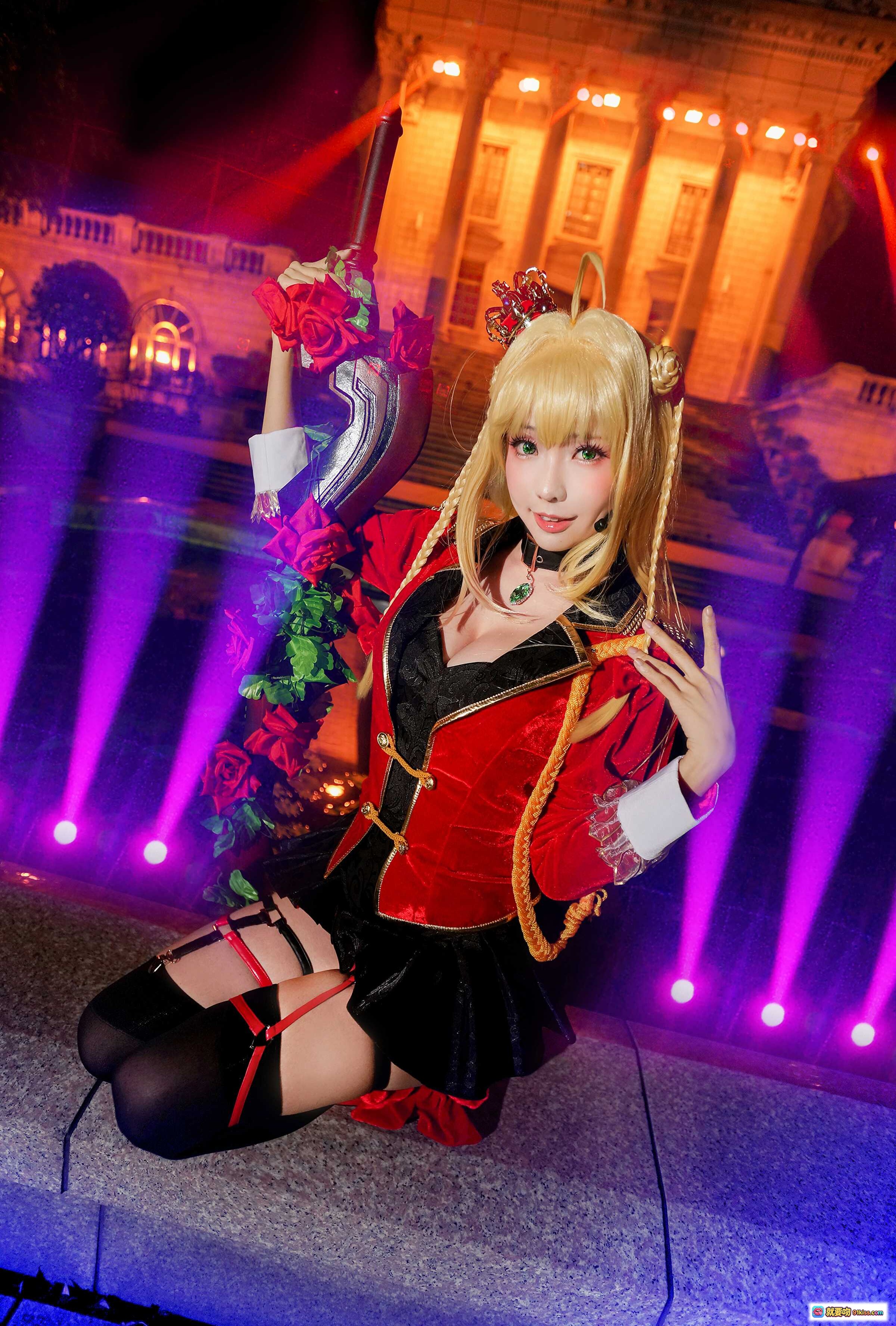 图片[9] - ElyEE子NO.062精致Cosplay：红黑哥特风女仆装+玫瑰权杖+高跟黑丝+金发双马尾+紫色光影场景 - 就要吻