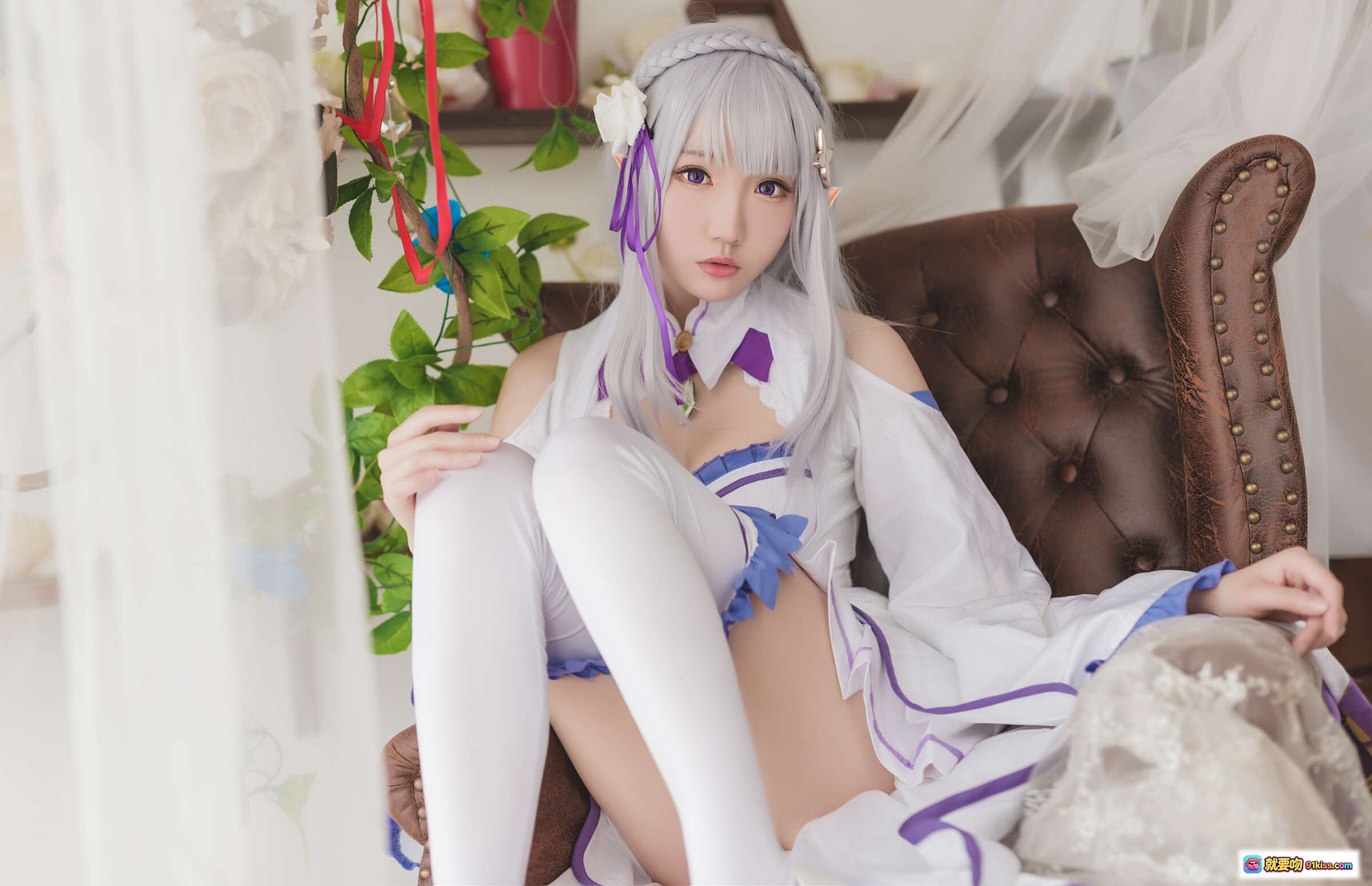 图片[4] - 瓜希酱NO.008艾米莉亚Cosplay写真｜银发紫饰女仆装｜精致蕾丝白裙｜温柔少女姿态｜室内唯美布景 - 就要吻