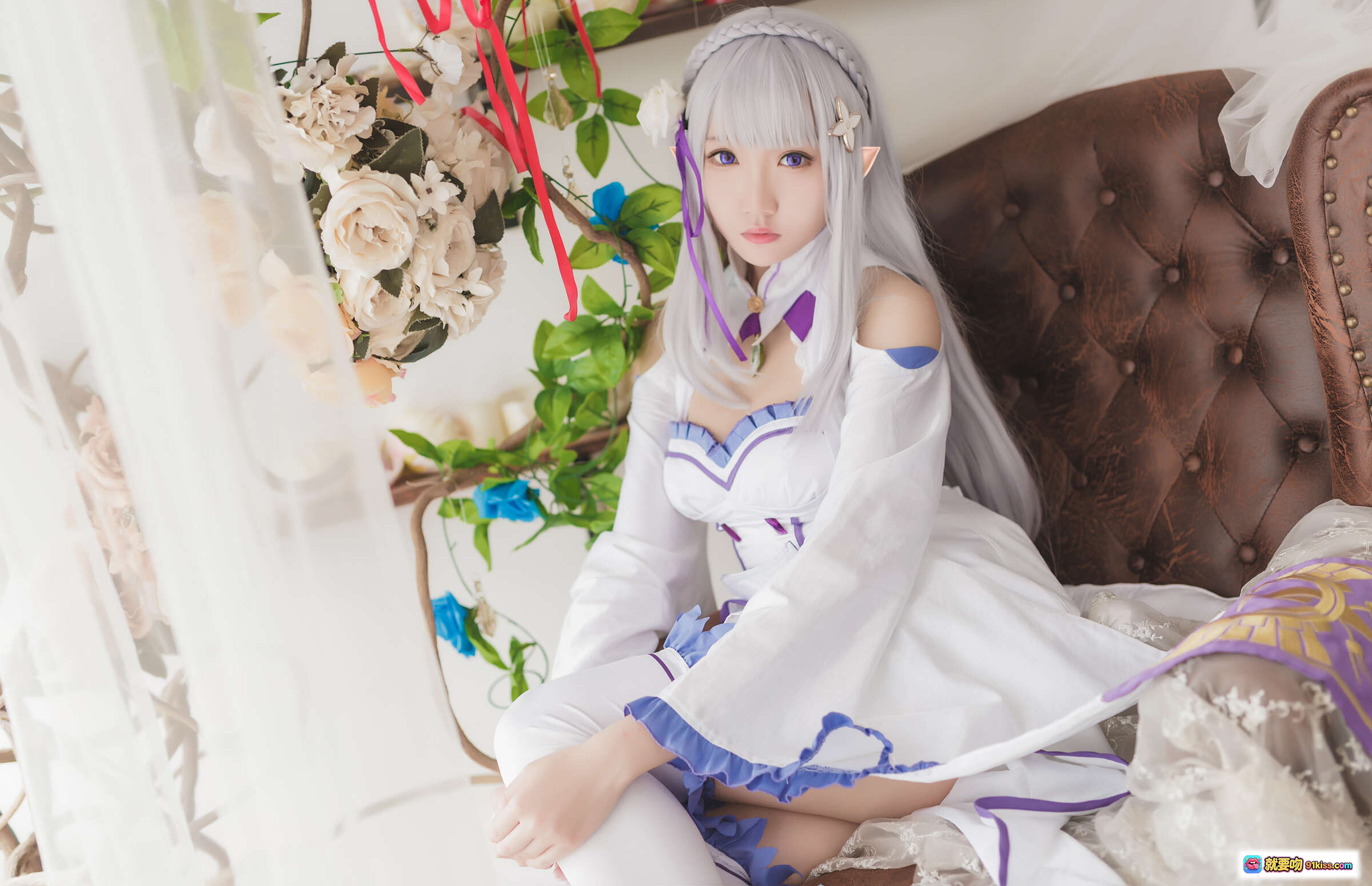 图片[6] - 瓜希酱NO.008艾米莉亚Cosplay写真｜银发紫饰女仆装｜精致蕾丝白裙｜温柔少女姿态｜室内唯美布景 - 就要吻
