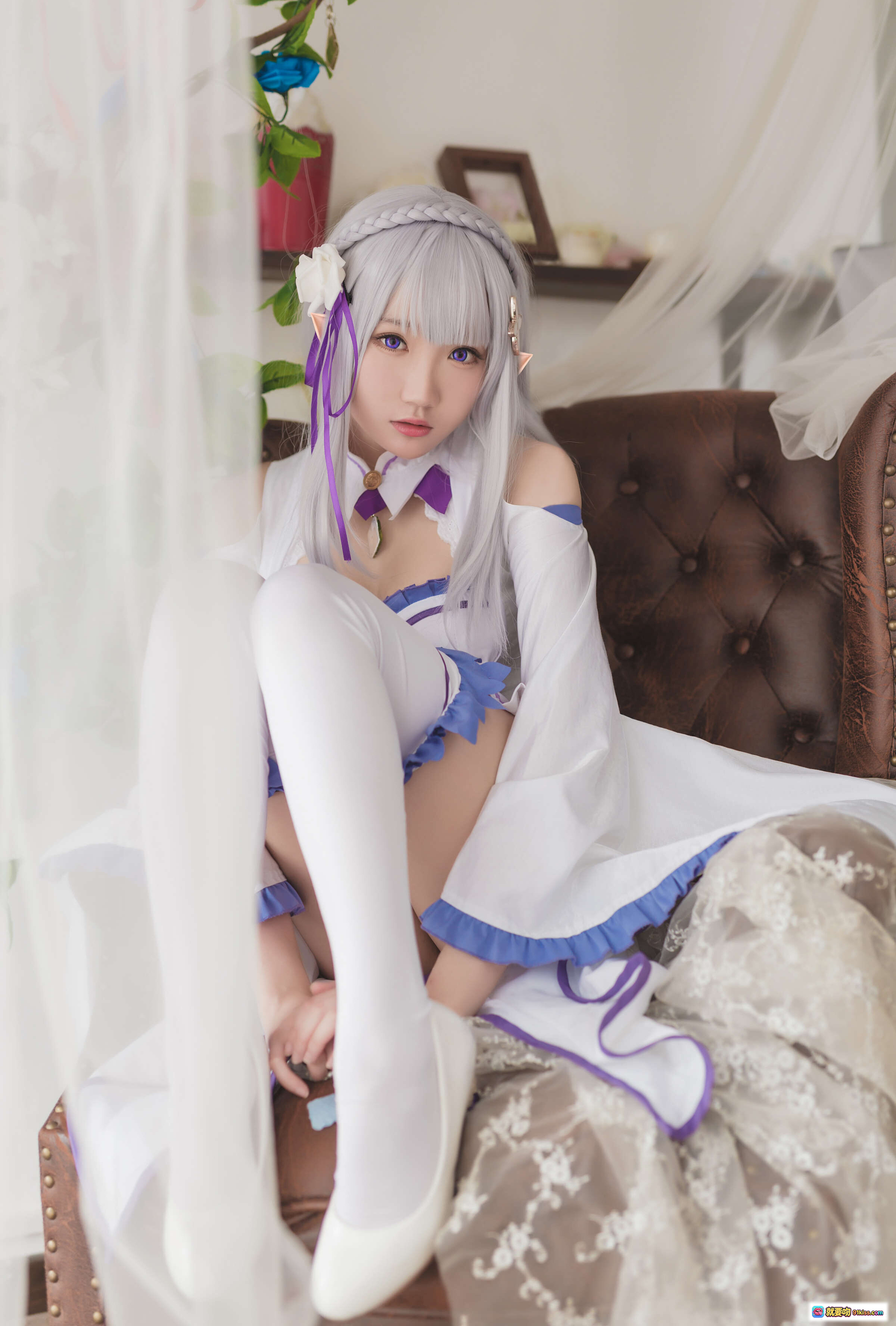图片[5] - 瓜希酱NO.008艾米莉亚Cosplay写真｜银发紫饰女仆装｜精致蕾丝白裙｜温柔少女姿态｜室内唯美布景 - 就要吻