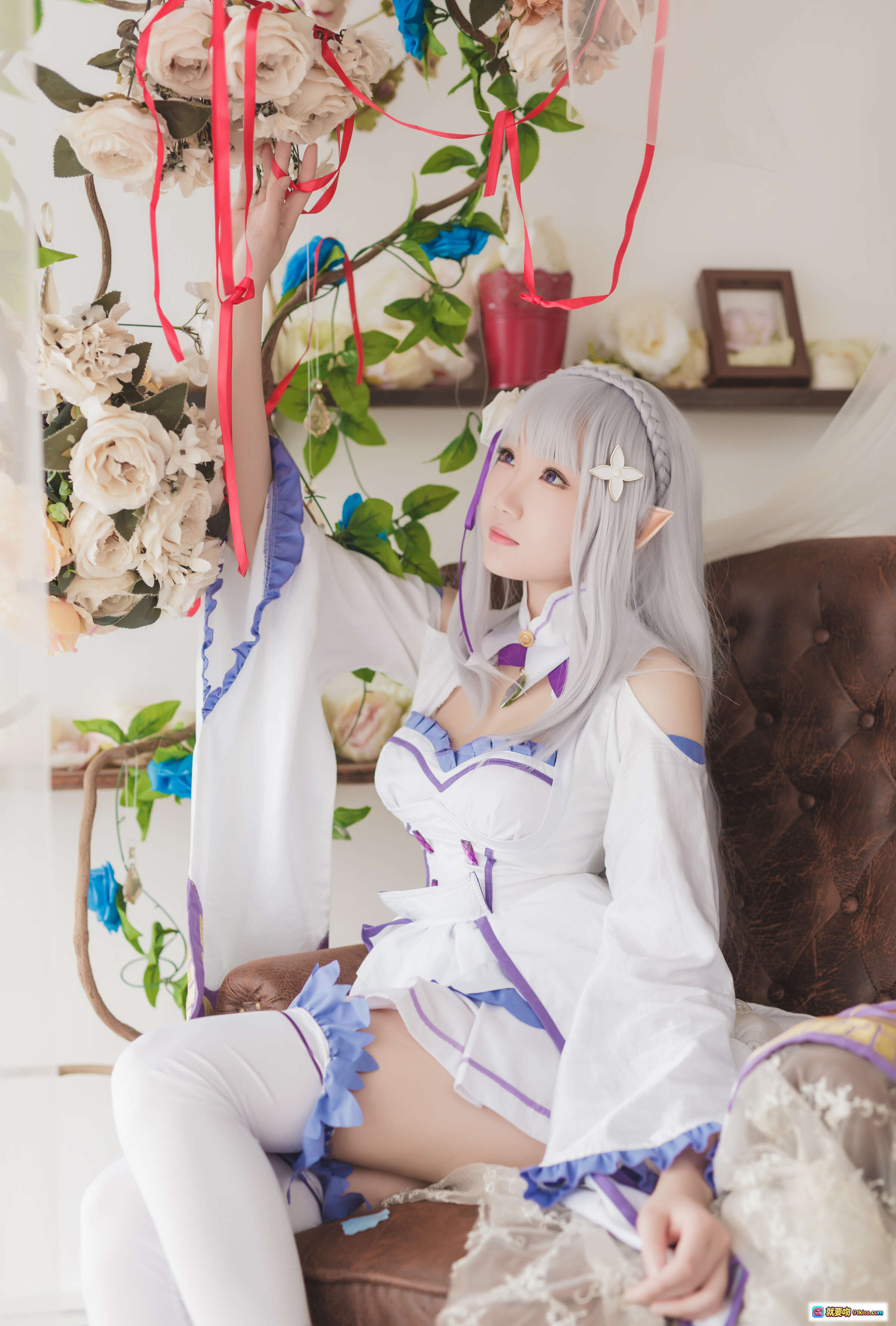 图片[7] - 瓜希酱NO.008艾米莉亚Cosplay写真｜银发紫饰女仆装｜精致蕾丝白裙｜温柔少女姿态｜室内唯美布景 - 就要吻