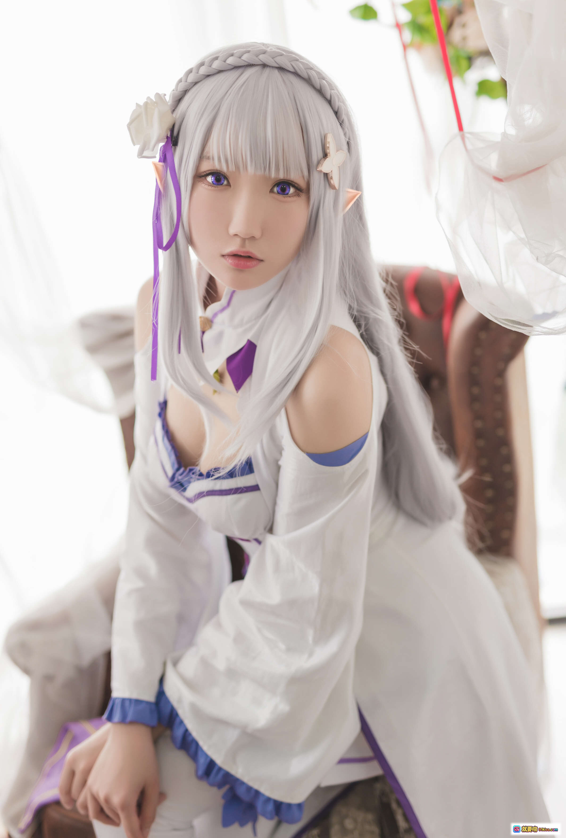 图片[10] - 瓜希酱NO.008艾米莉亚Cosplay写真｜银发紫饰女仆装｜精致蕾丝白裙｜温柔少女姿态｜室内唯美布景 - 就要吻