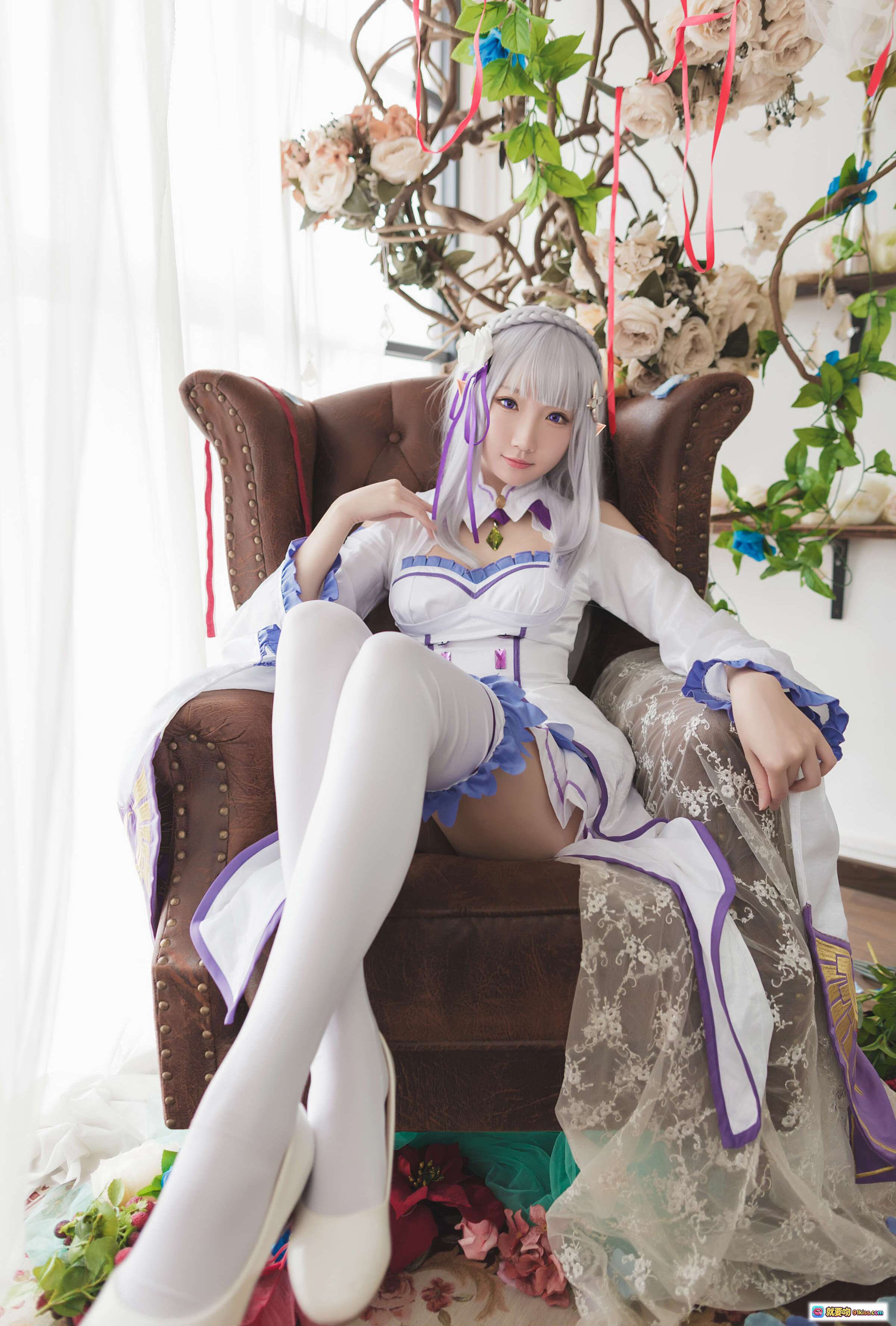 图片[8] - 瓜希酱NO.008艾米莉亚Cosplay写真｜银发紫饰女仆装｜精致蕾丝白裙｜温柔少女姿态｜室内唯美布景 - 就要吻