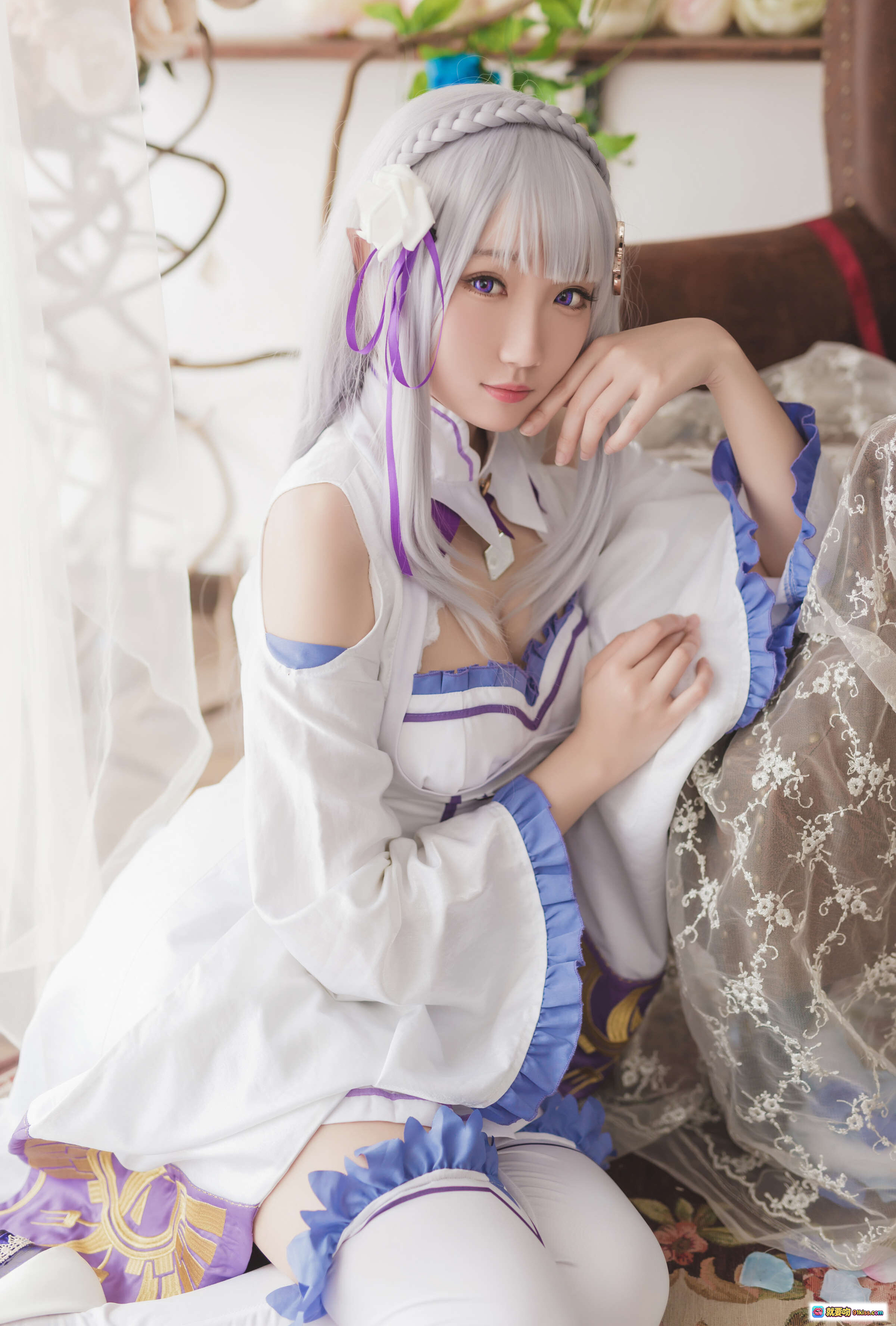 瓜希酱NO.008艾米莉亚Cosplay写真｜银发紫饰女仆装｜精致蕾丝白裙｜温柔少女姿态｜室内唯美布景 - 就要吻