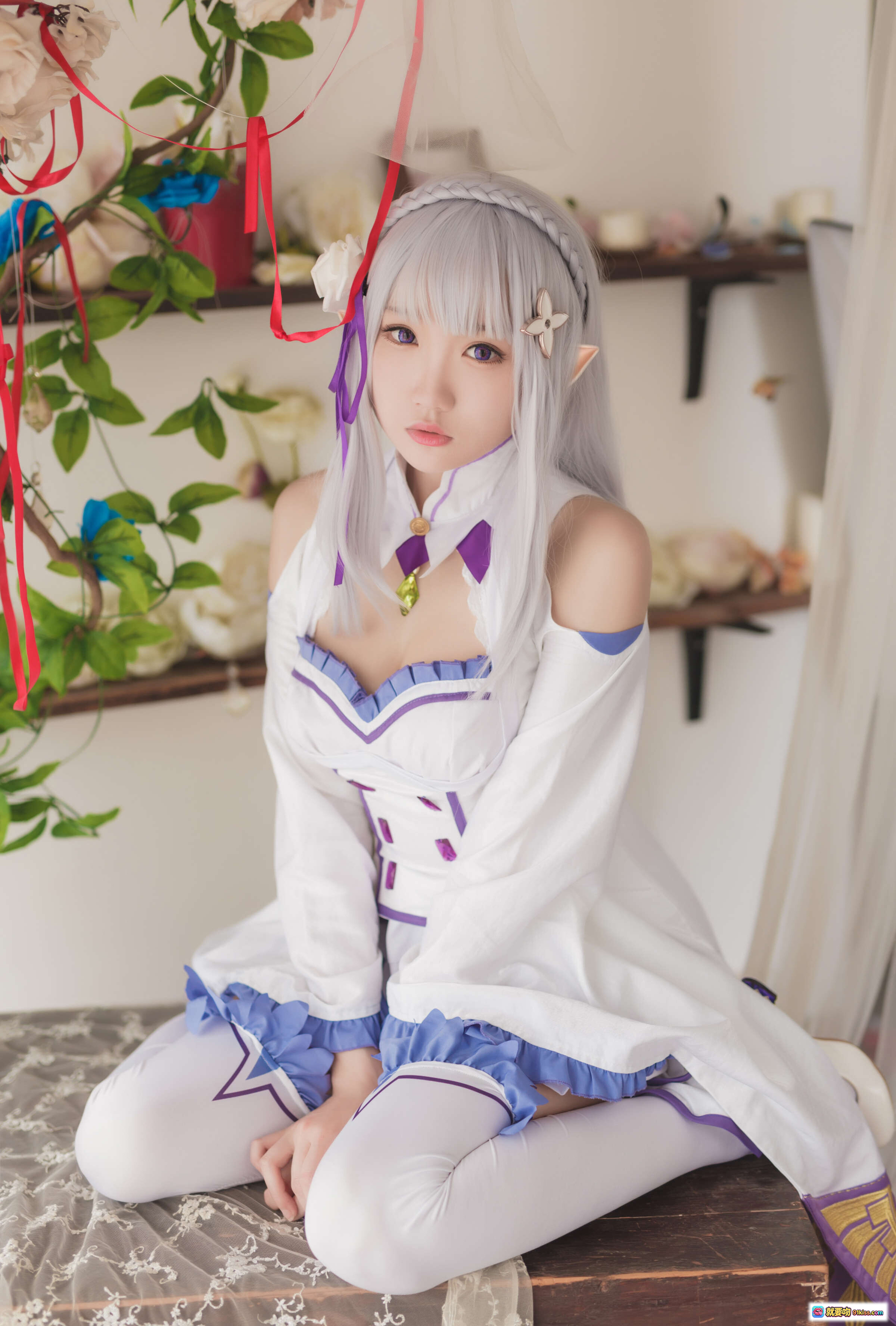 图片[9] - 瓜希酱NO.008艾米莉亚Cosplay写真｜银发紫饰女仆装｜精致蕾丝白裙｜温柔少女姿态｜室内唯美布景 - 就要吻