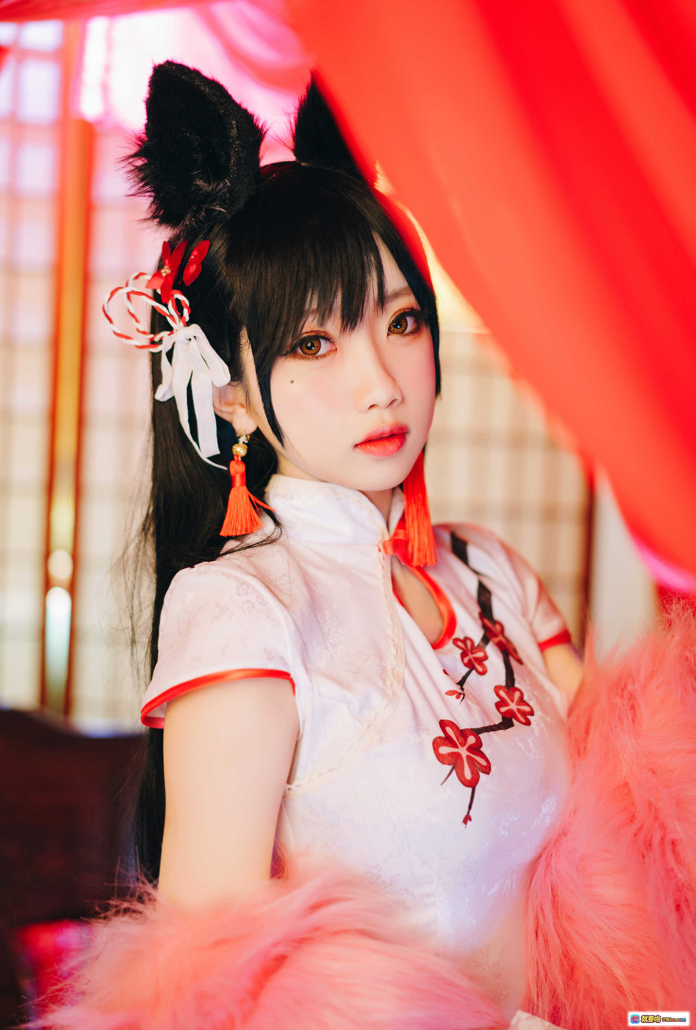 图片[6] - 鬼畜瑶NO.003爱宕旗袍写真 24P高清美图 白色刺绣旗袍红丝带 粉色毛绒装饰 性感开衩设计 古风少女Cosplay - 就要吻