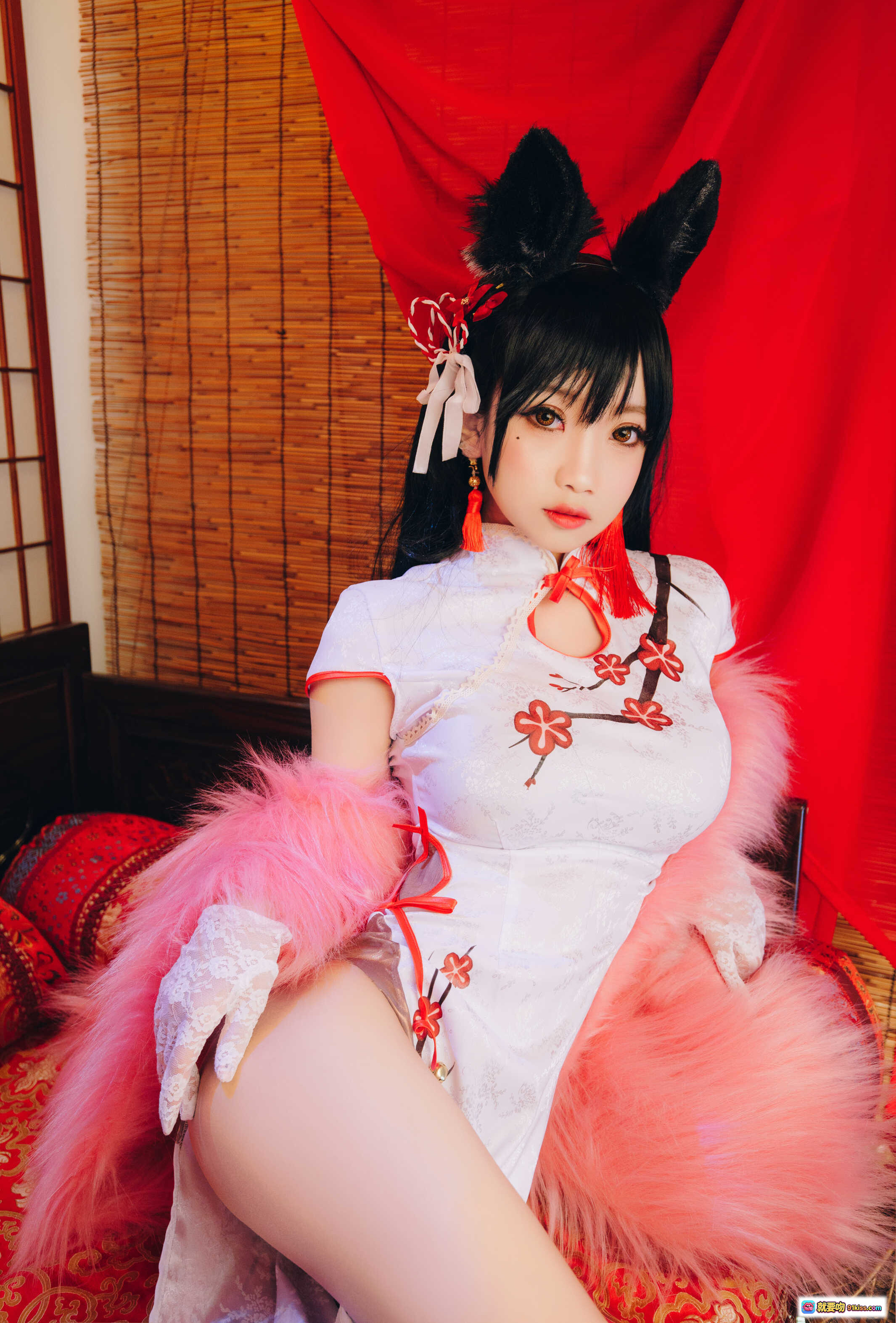图片[8] - 鬼畜瑶NO.003爱宕旗袍写真 24P高清美图 白色刺绣旗袍红丝带 粉色毛绒装饰 性感开衩设计 古风少女Cosplay - 就要吻
