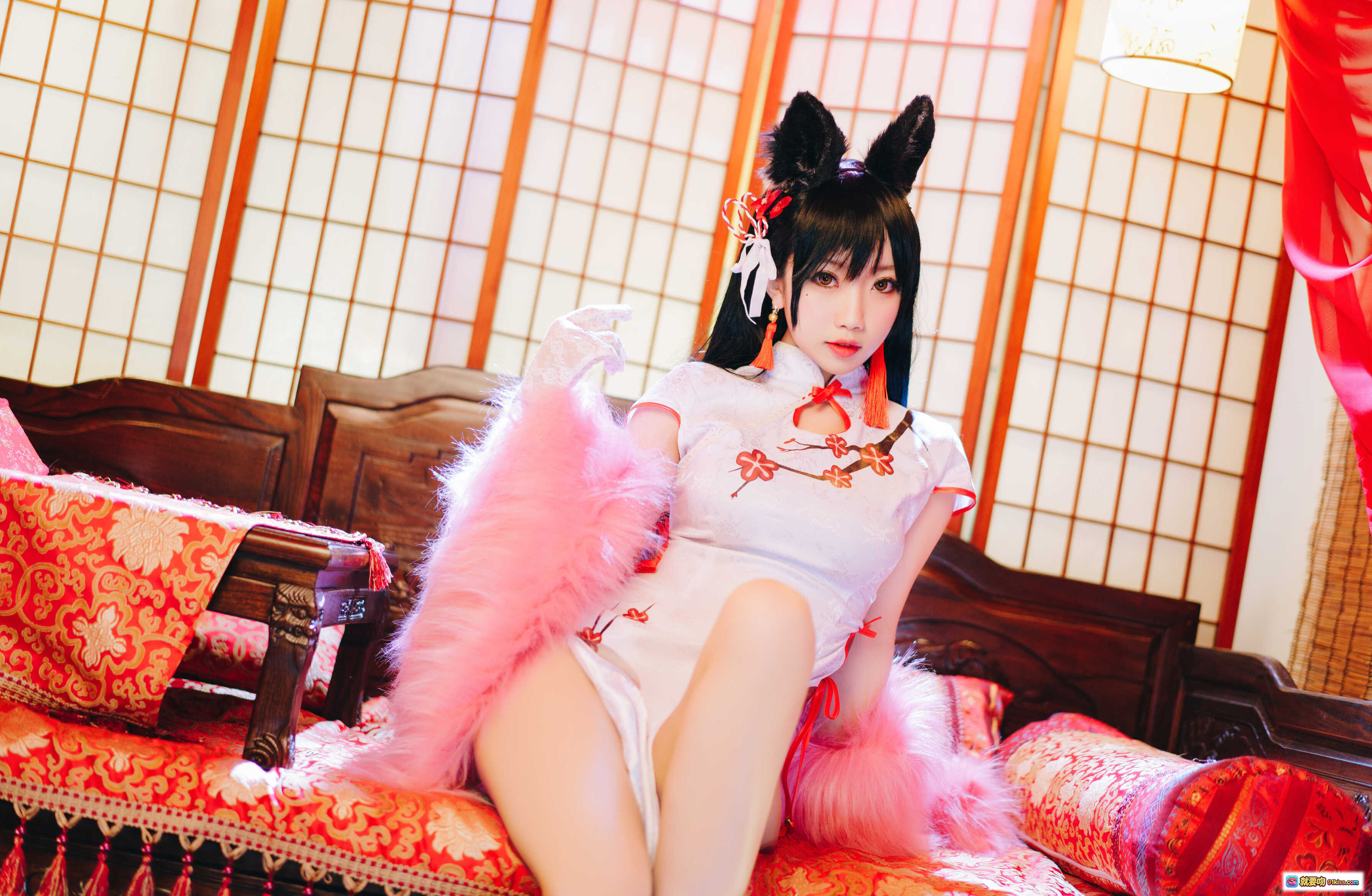 图片[4] - 鬼畜瑶NO.003爱宕旗袍写真 24P高清美图 白色刺绣旗袍红丝带 粉色毛绒装饰 性感开衩设计 古风少女Cosplay - 就要吻