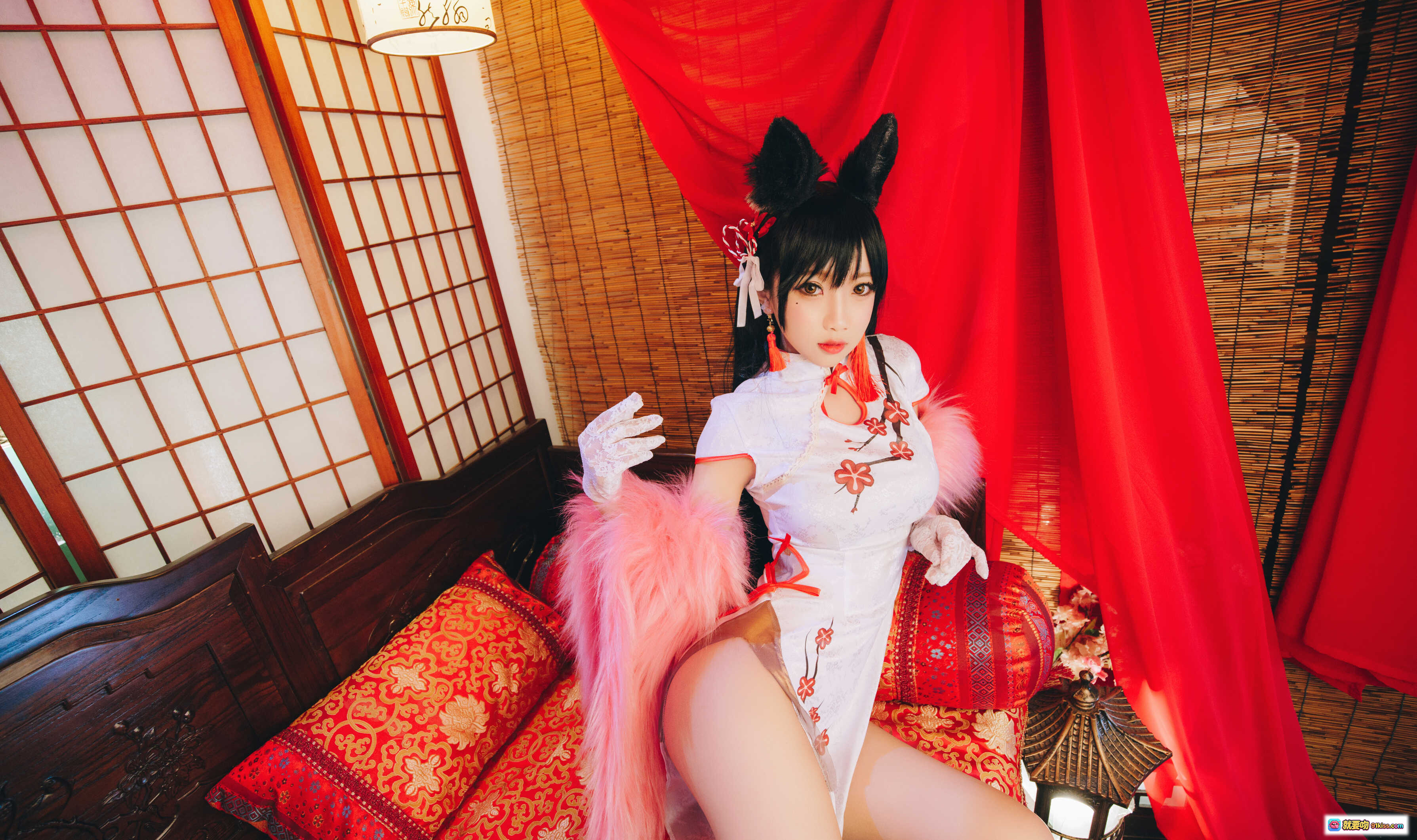 图片[3] - 鬼畜瑶NO.003爱宕旗袍写真 24P高清美图 白色刺绣旗袍红丝带 粉色毛绒装饰 性感开衩设计 古风少女Cosplay - 就要吻