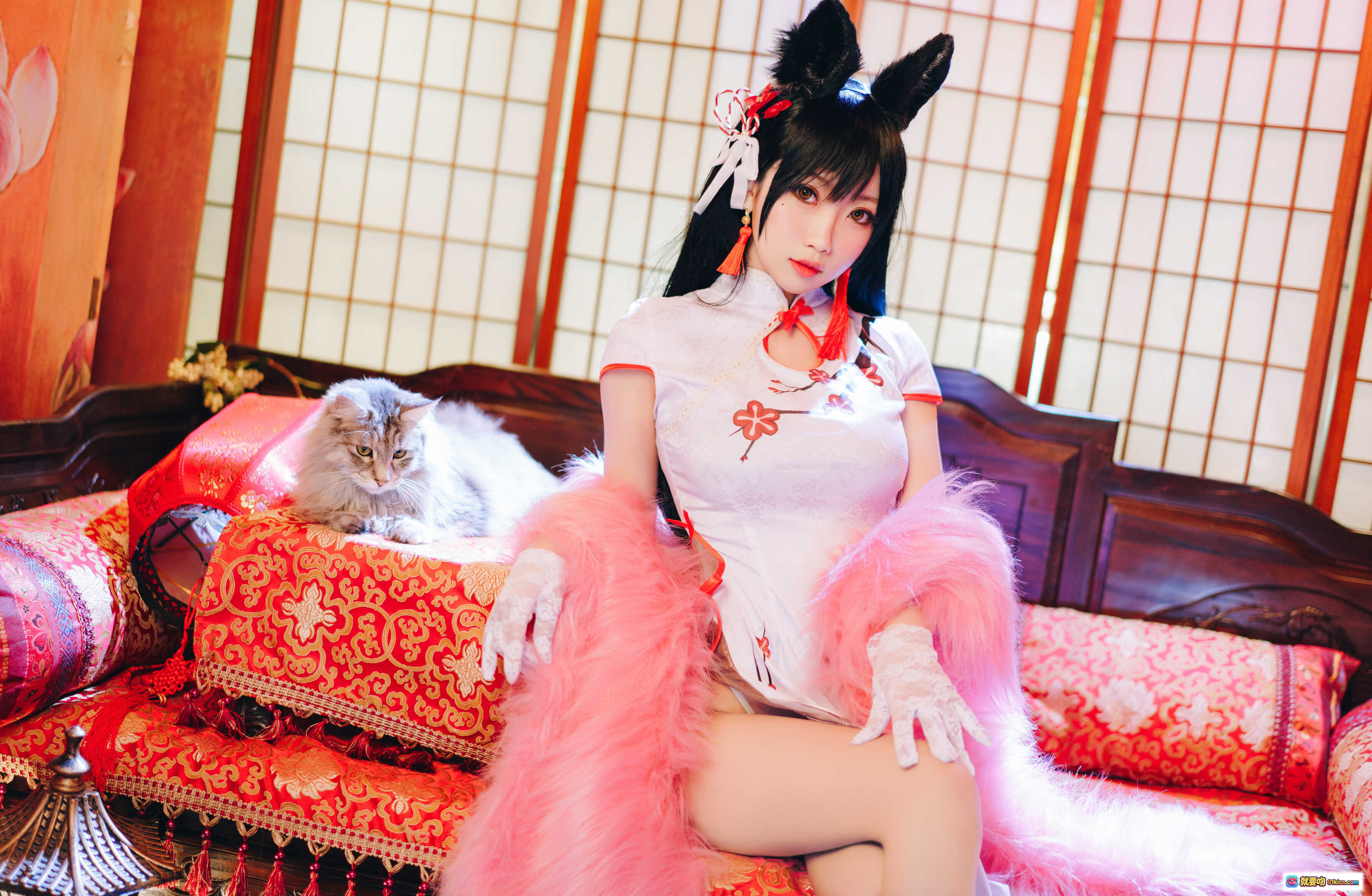 图片[7] - 鬼畜瑶NO.003爱宕旗袍写真 24P高清美图 白色刺绣旗袍红丝带 粉色毛绒装饰 性感开衩设计 古风少女Cosplay - 就要吻