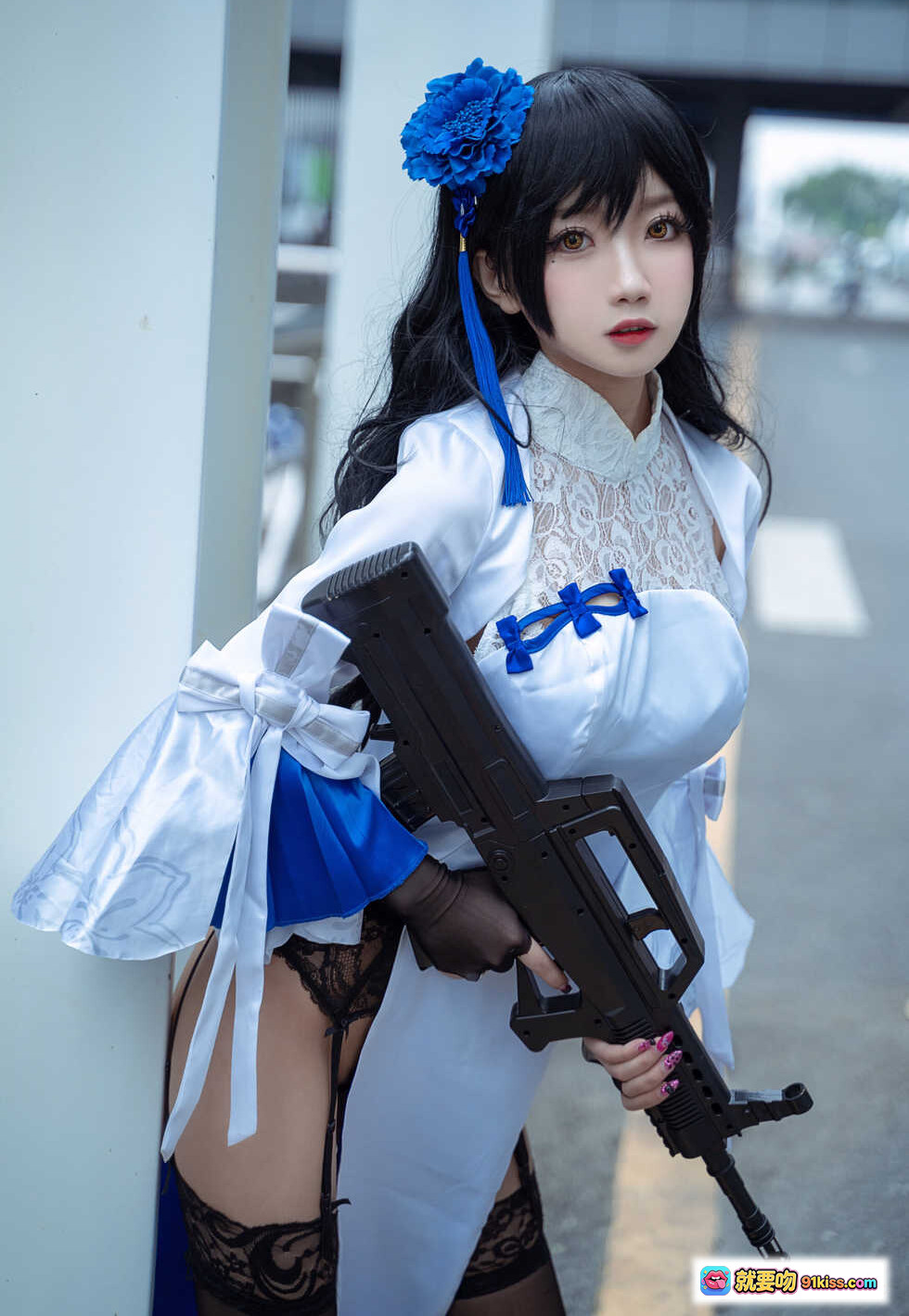 图片[4] - 鬼畜瑶NO.006 95式玉玲珑Cosplay写真｜蓝白古风女仆装+黑丝蕾丝袜+溪边岩石场景｜30P高清图集 - 就要吻