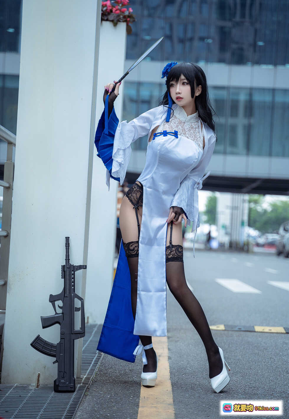 图片[10] - 鬼畜瑶NO.006 95式玉玲珑Cosplay写真｜蓝白古风女仆装+黑丝蕾丝袜+溪边岩石场景｜30P高清图集 - 就要吻
