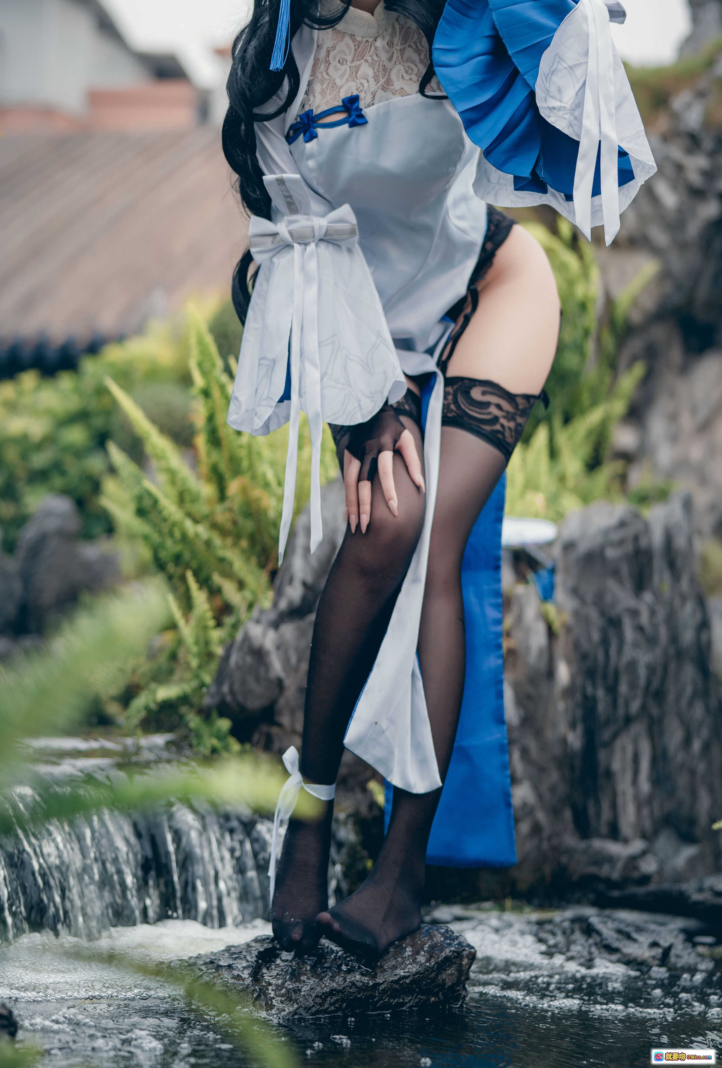 鬼畜瑶NO.006 95式玉玲珑Cosplay写真｜蓝白古风女仆装+黑丝蕾丝袜+溪边岩石场景｜30P高清图集 - 就要吻