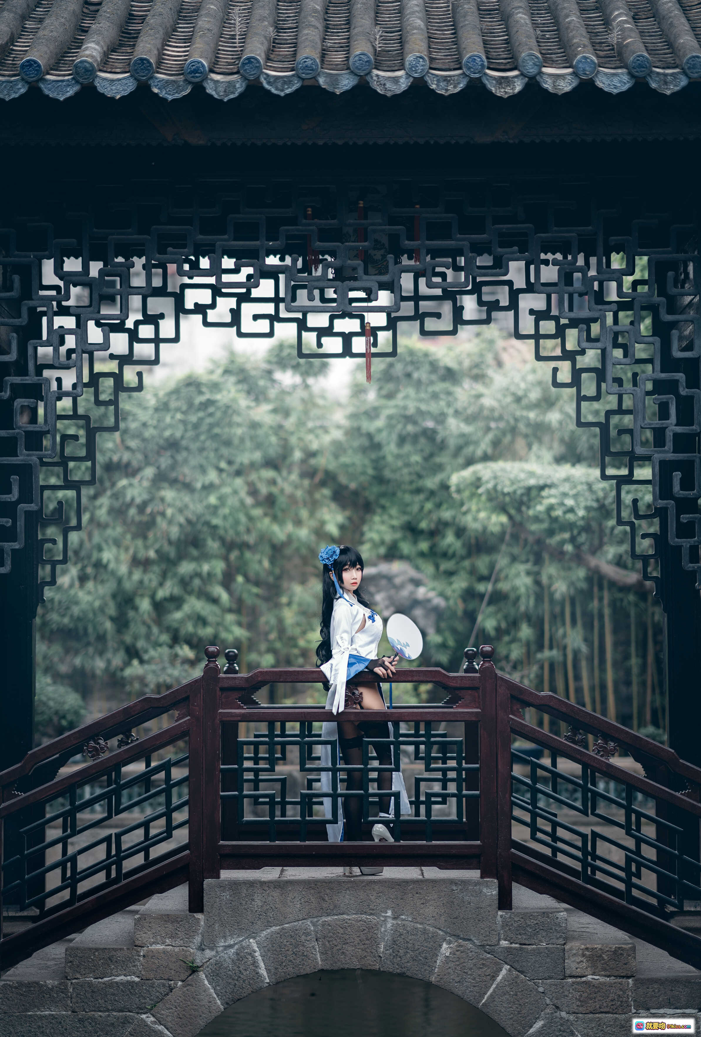 图片[7] - 鬼畜瑶NO.006 95式玉玲珑Cosplay写真｜蓝白古风女仆装+黑丝蕾丝袜+溪边岩石场景｜30P高清图集 - 就要吻