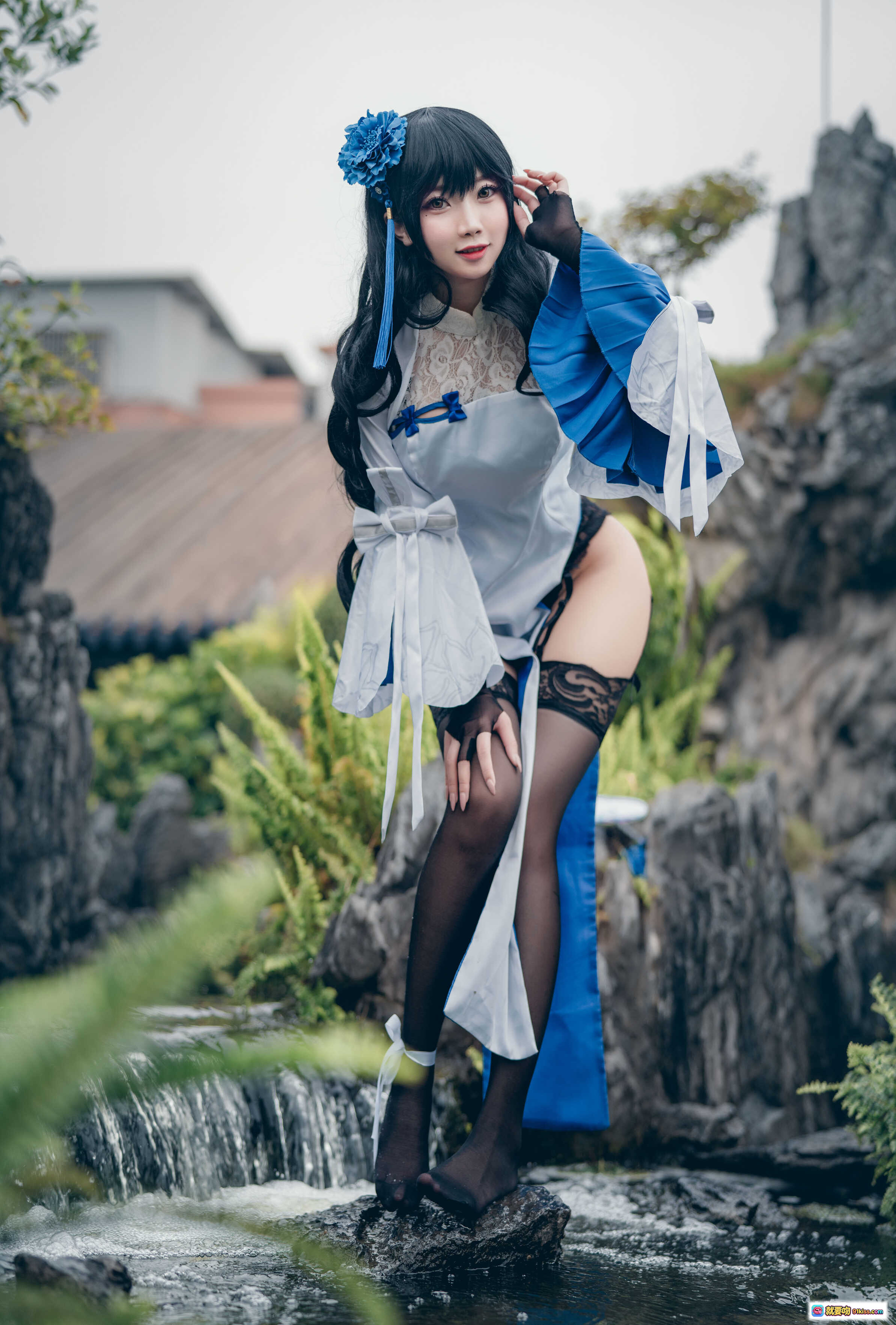 图片[3] - 鬼畜瑶NO.006 95式玉玲珑Cosplay写真｜蓝白古风女仆装+黑丝蕾丝袜+溪边岩石场景｜30P高清图集 - 就要吻