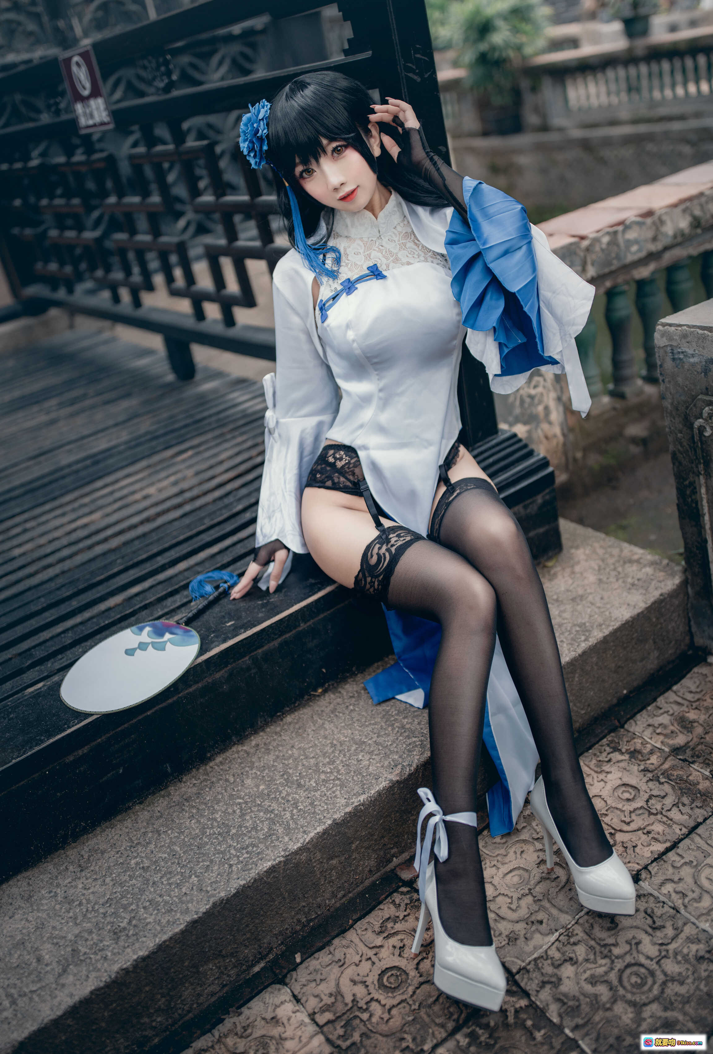 图片[8] - 鬼畜瑶NO.006 95式玉玲珑Cosplay写真｜蓝白古风女仆装+黑丝蕾丝袜+溪边岩石场景｜30P高清图集 - 就要吻