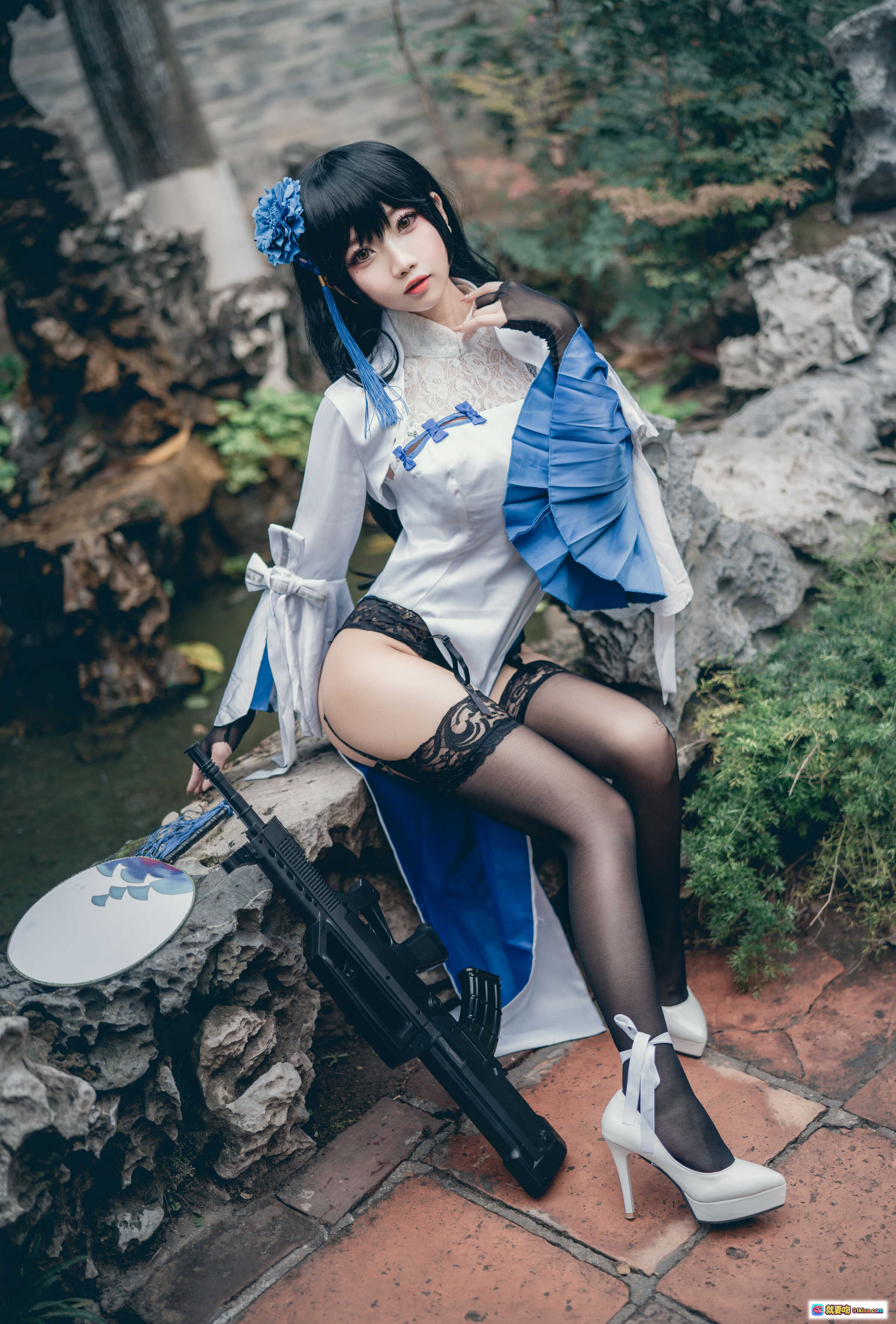 图片[6] - 鬼畜瑶NO.006 95式玉玲珑Cosplay写真｜蓝白古风女仆装+黑丝蕾丝袜+溪边岩石场景｜30P高清图集 - 就要吻