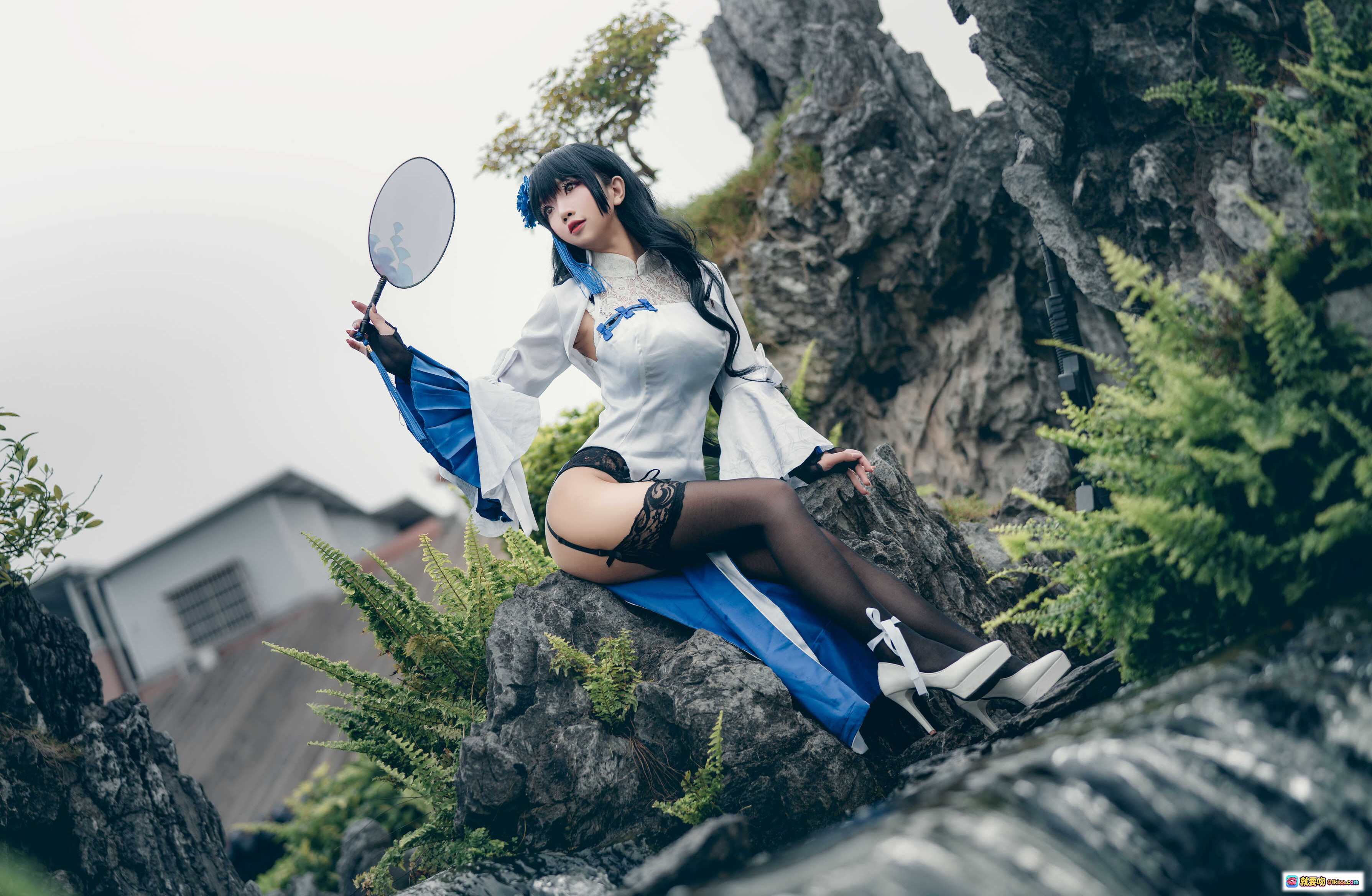 图片[9] - 鬼畜瑶NO.006 95式玉玲珑Cosplay写真｜蓝白古风女仆装+黑丝蕾丝袜+溪边岩石场景｜30P高清图集 - 就要吻