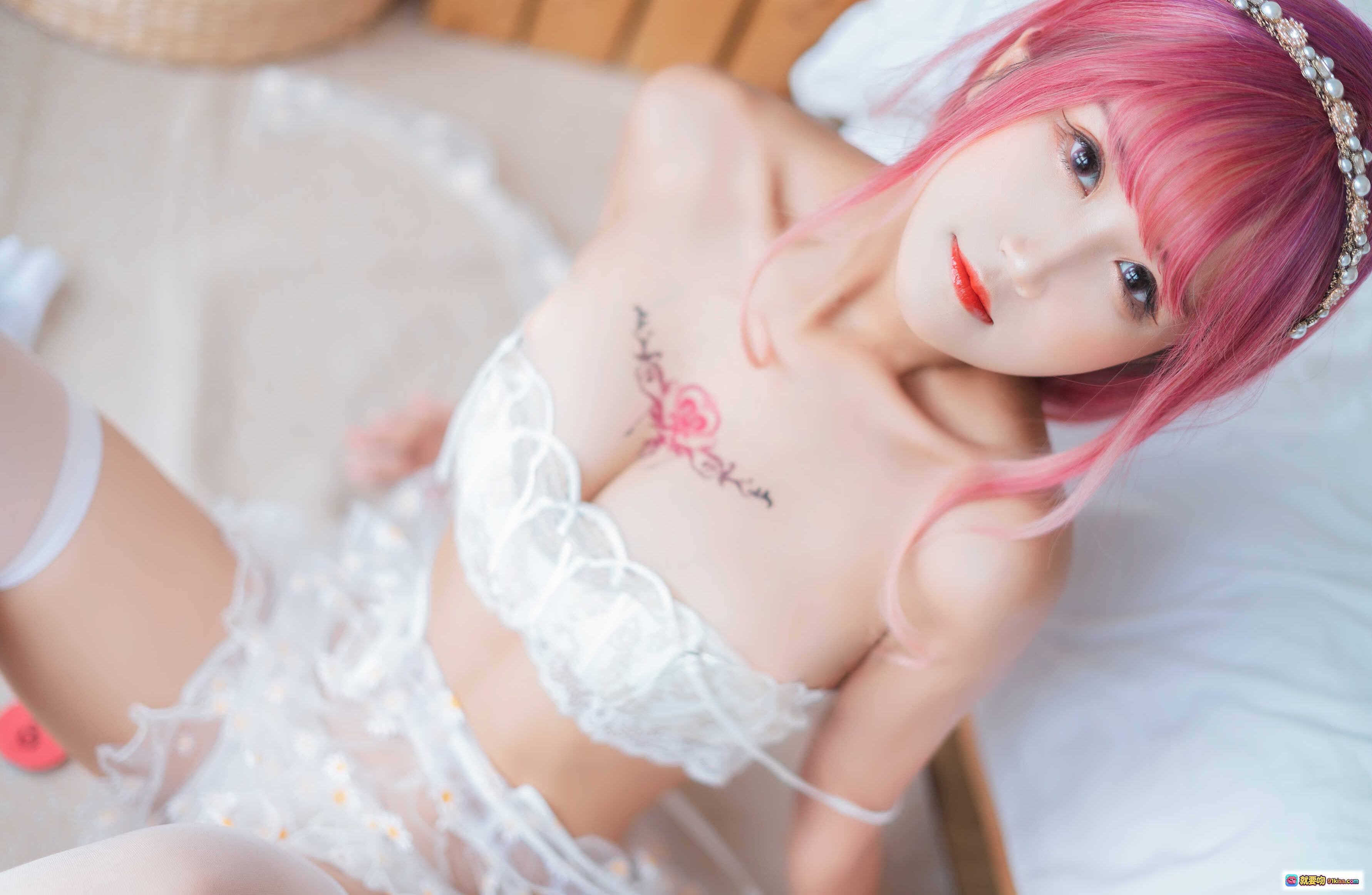 图片[3] - 三度_69 NO.045 雏菊围裙写真 | 粉发少女蕾丝内衣白丝美腿床上姿势 | 47P高清图集 - 就要吻