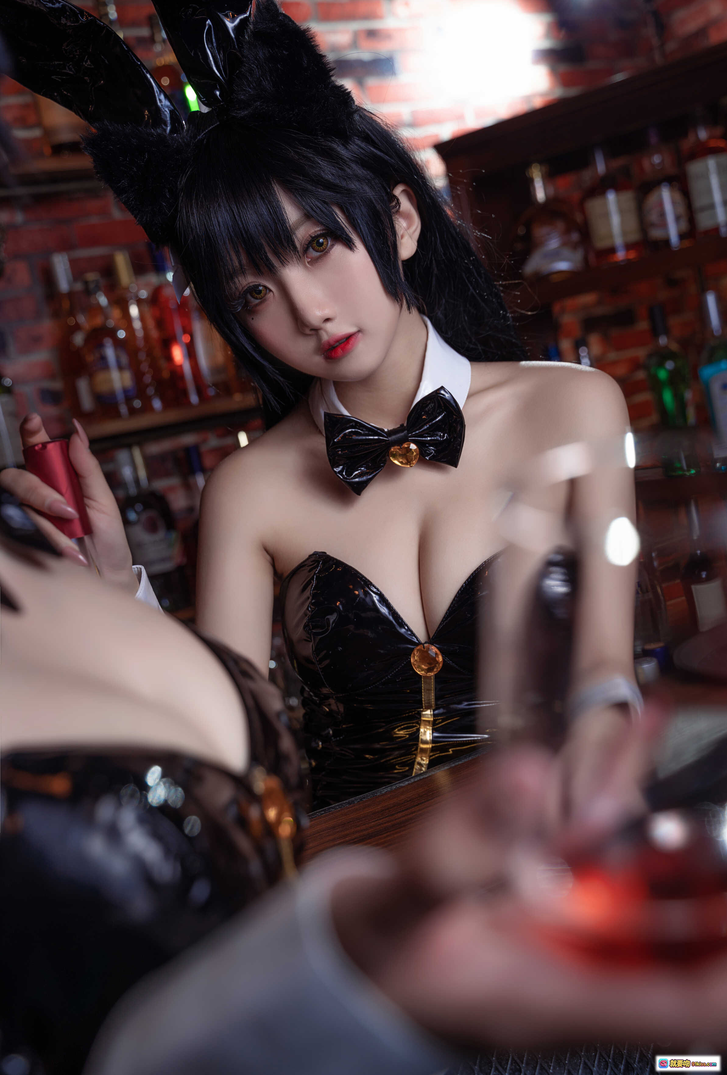 鬼畜瑶NO.007大狗黑色同人兔女郎cos写真 22P高清美图 砖墙酒吧氛围 黑色兔耳蝴蝶结制服 诱惑眼神特写 - 就要吻